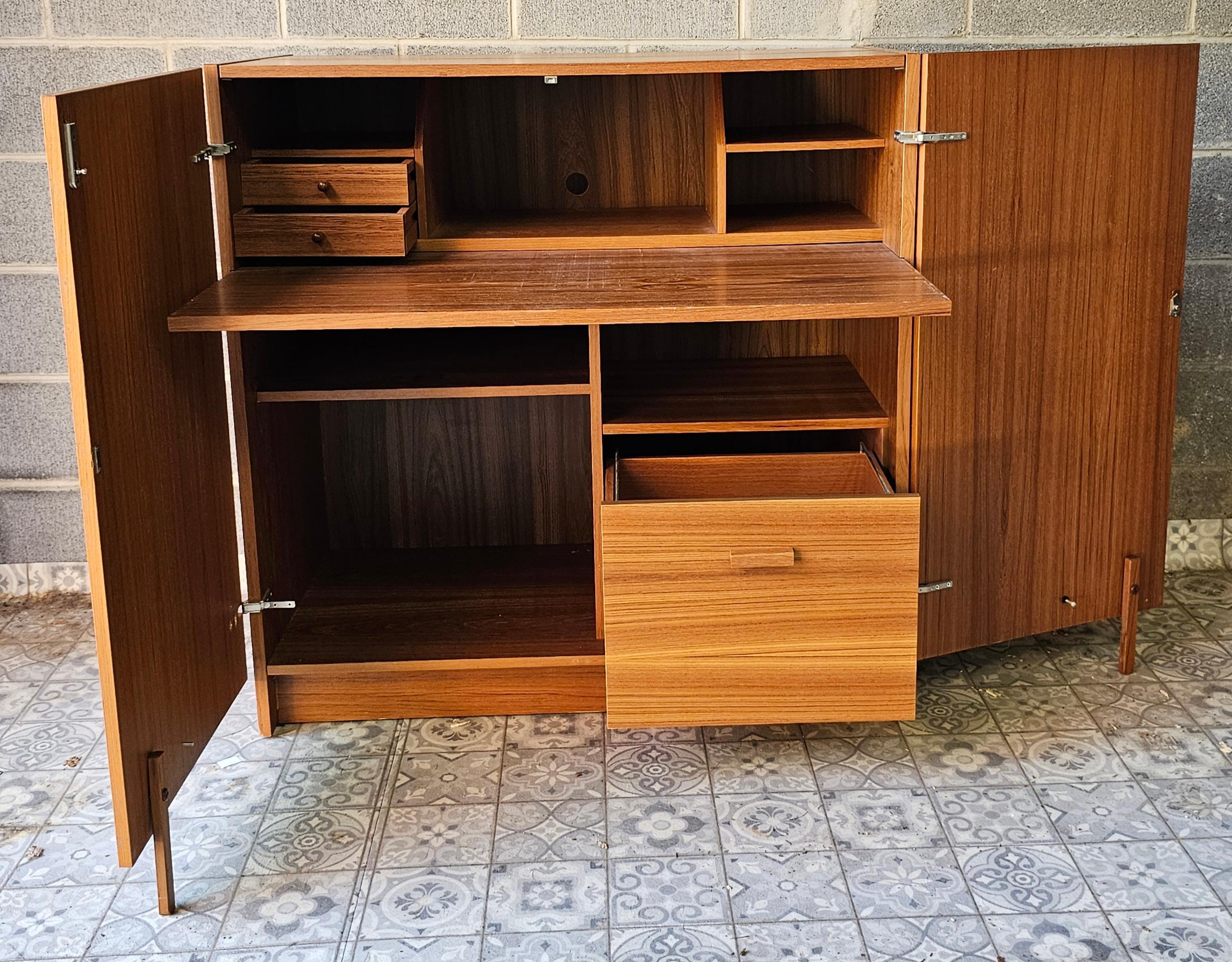 Scrivania in teak in stile danese moderno di Mummenthaler and Meier in vendita 8