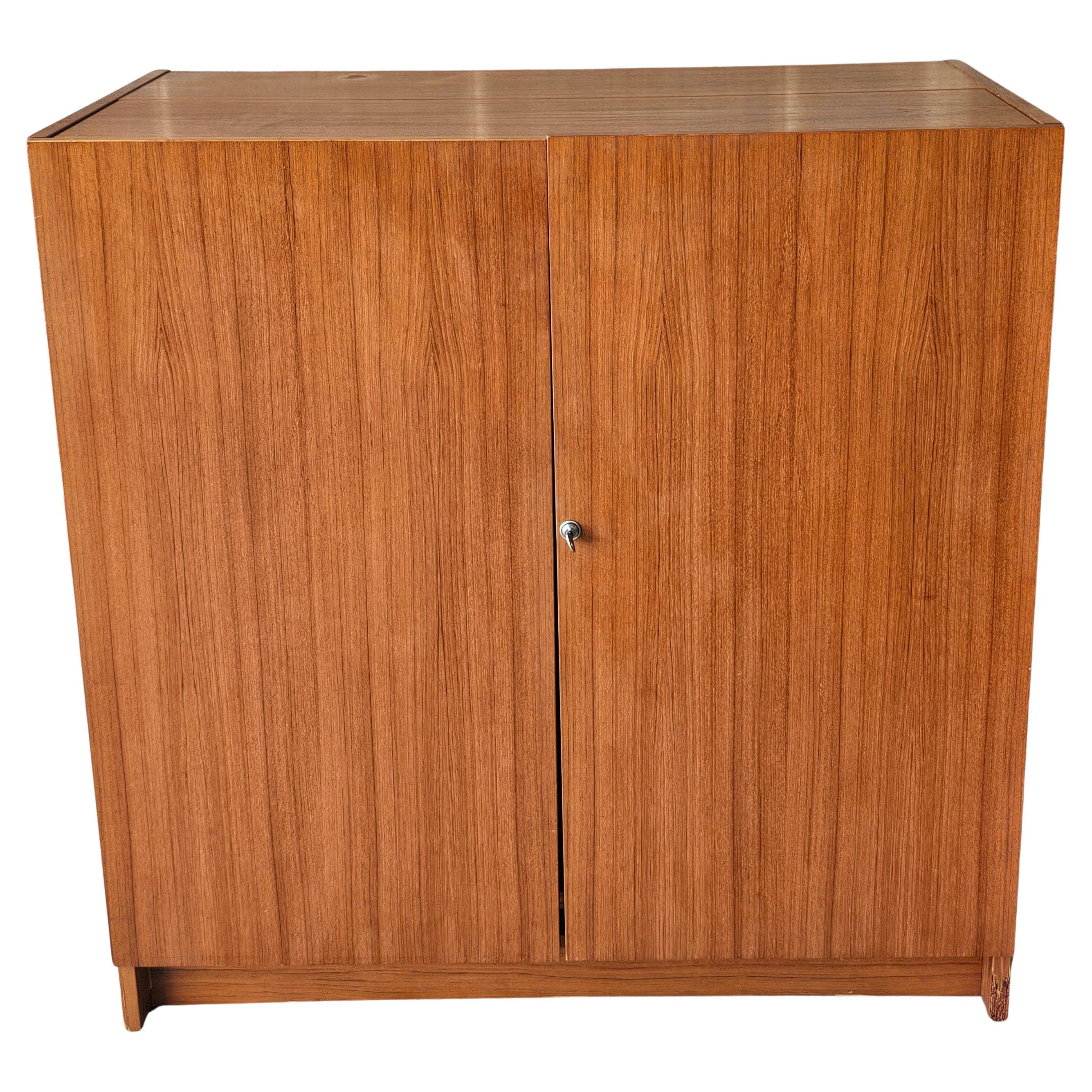 Un mobile da scrivania in teak in stile Mummenthaler and Meier della metà del secolo scorso.
Misura 39,5