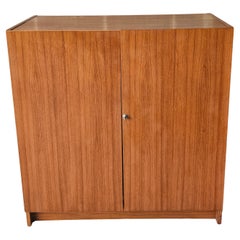 Cabinet de secrétaire de bureau danois moderne en teck de style Mummenthaler et Meier