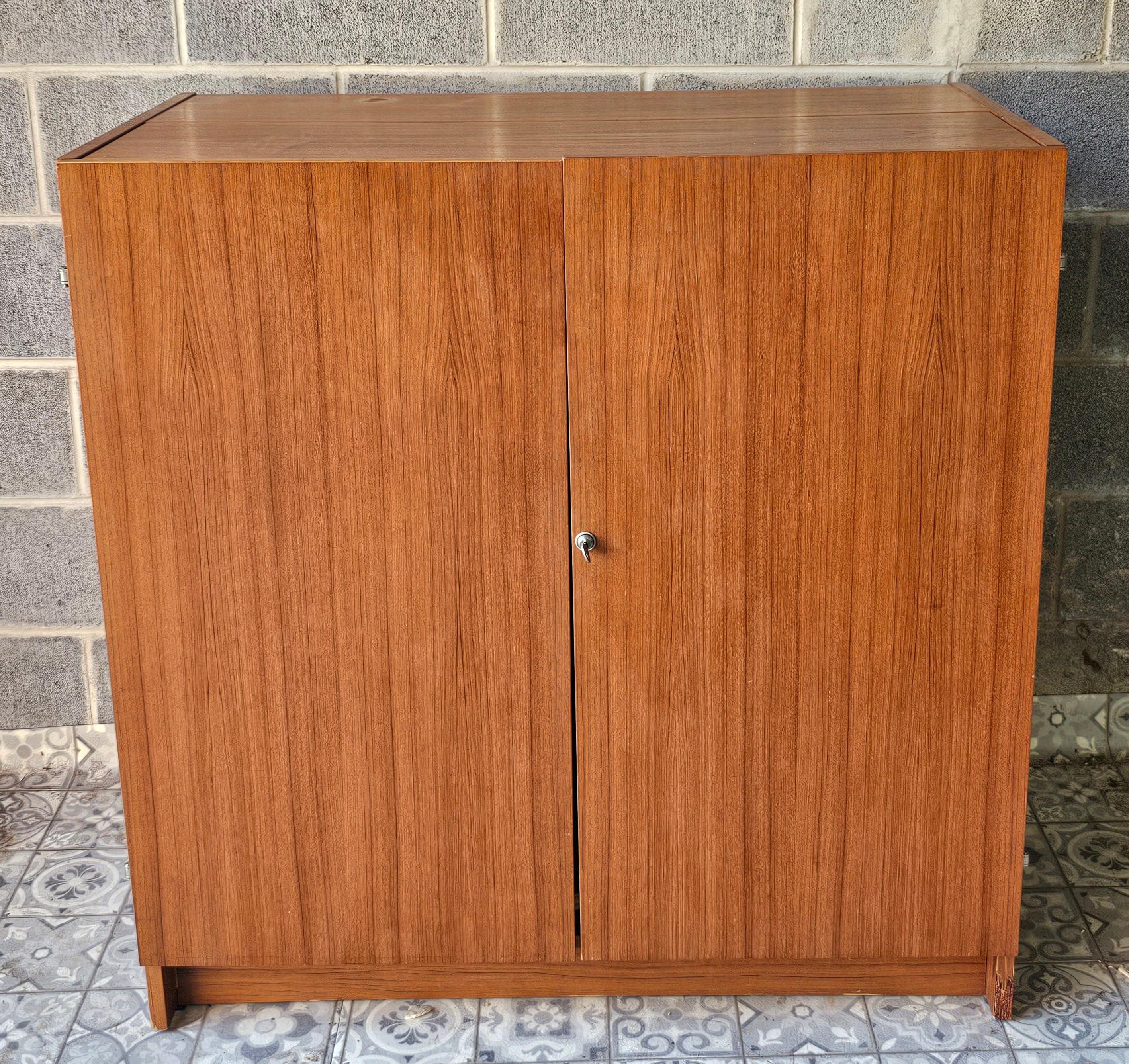 Mid-Century moderno Scrivania in teak in stile danese moderno di Mummenthaler and Meier in vendita