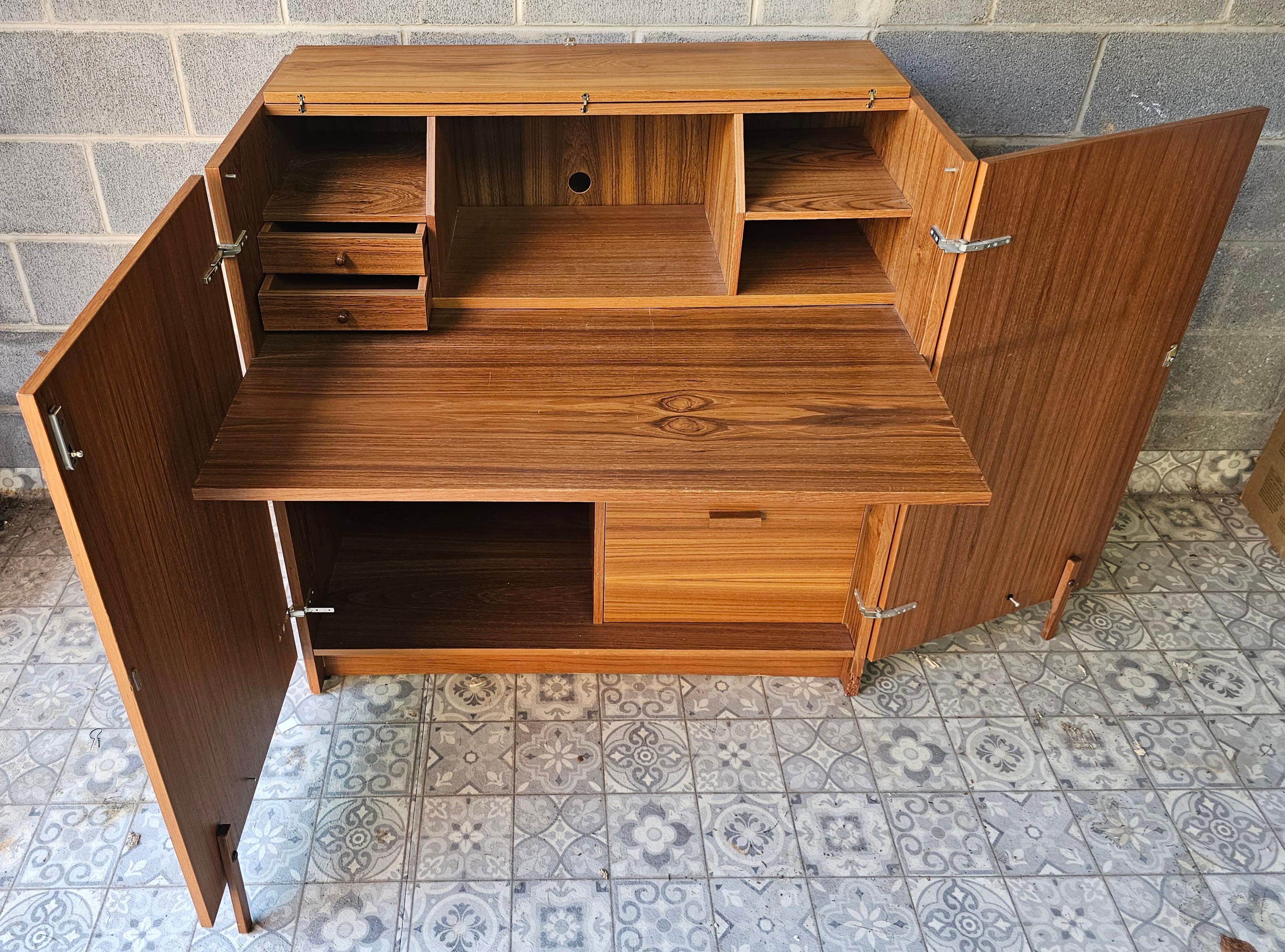 Danese Scrivania in teak in stile danese moderno di Mummenthaler and Meier in vendita