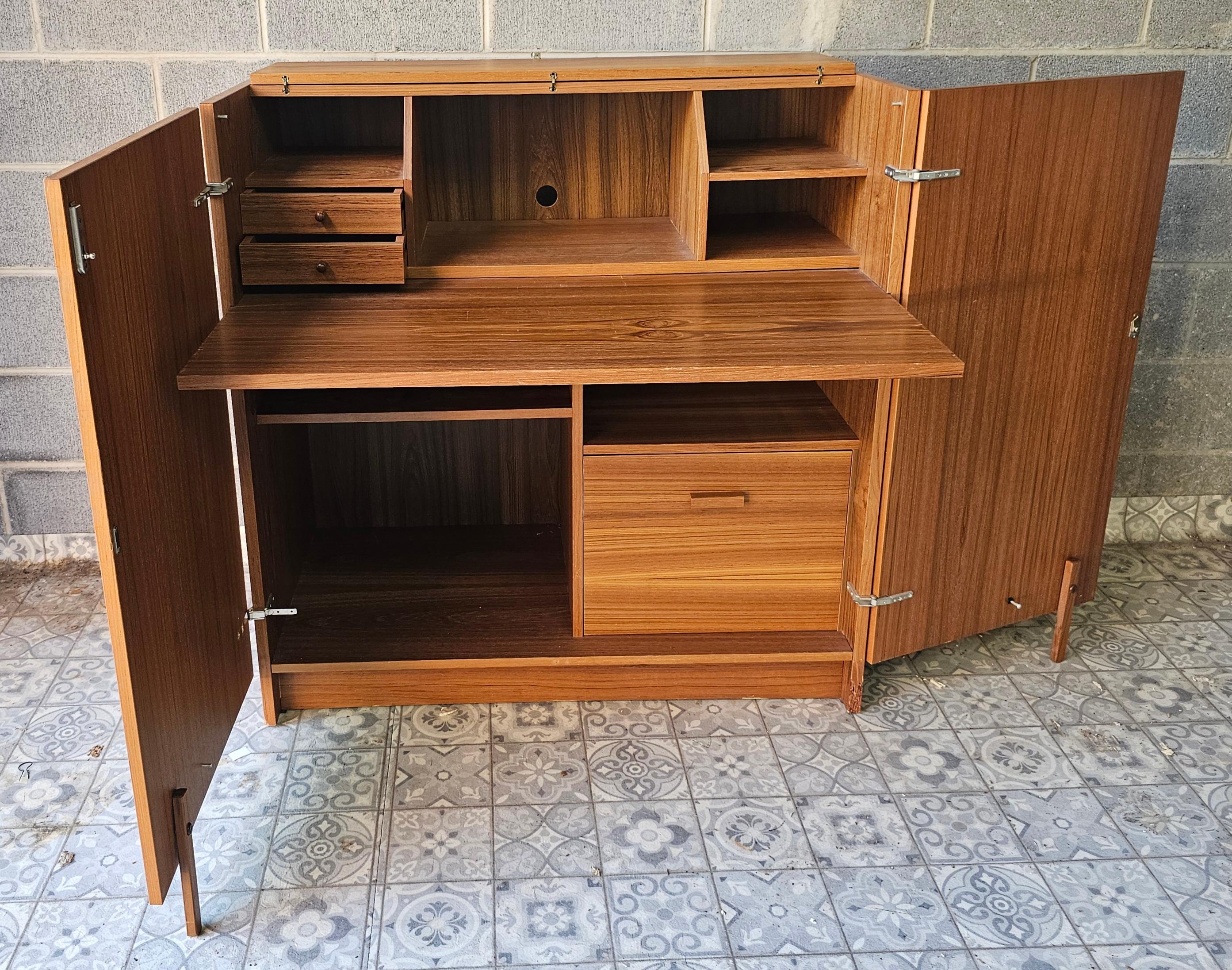 Scrivania in teak in stile danese moderno di Mummenthaler and Meier In condizioni buone in vendita a Germantown, MD