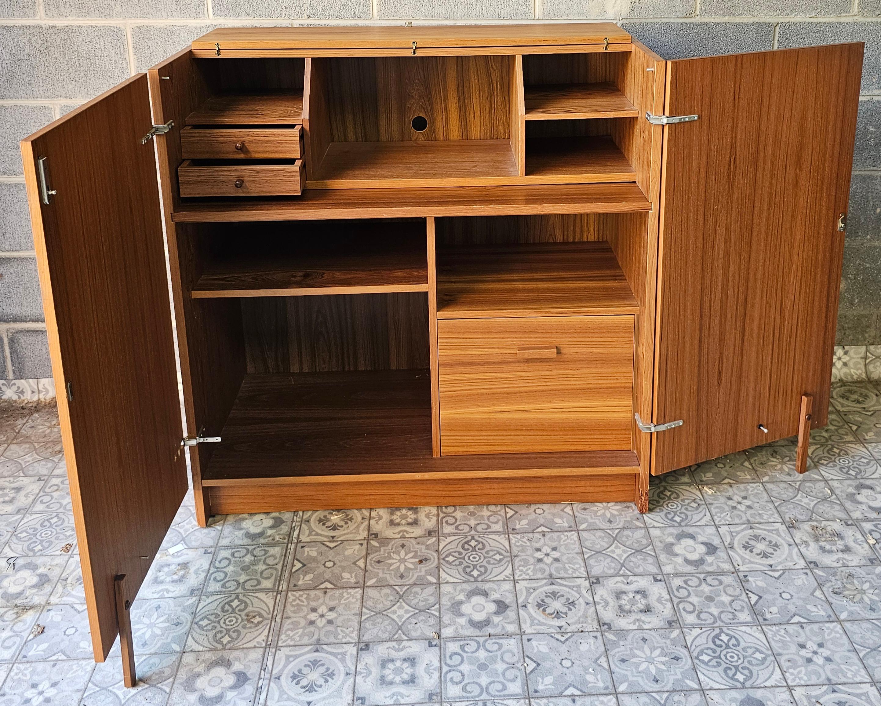 XX secolo Scrivania in teak in stile danese moderno di Mummenthaler and Meier in vendita