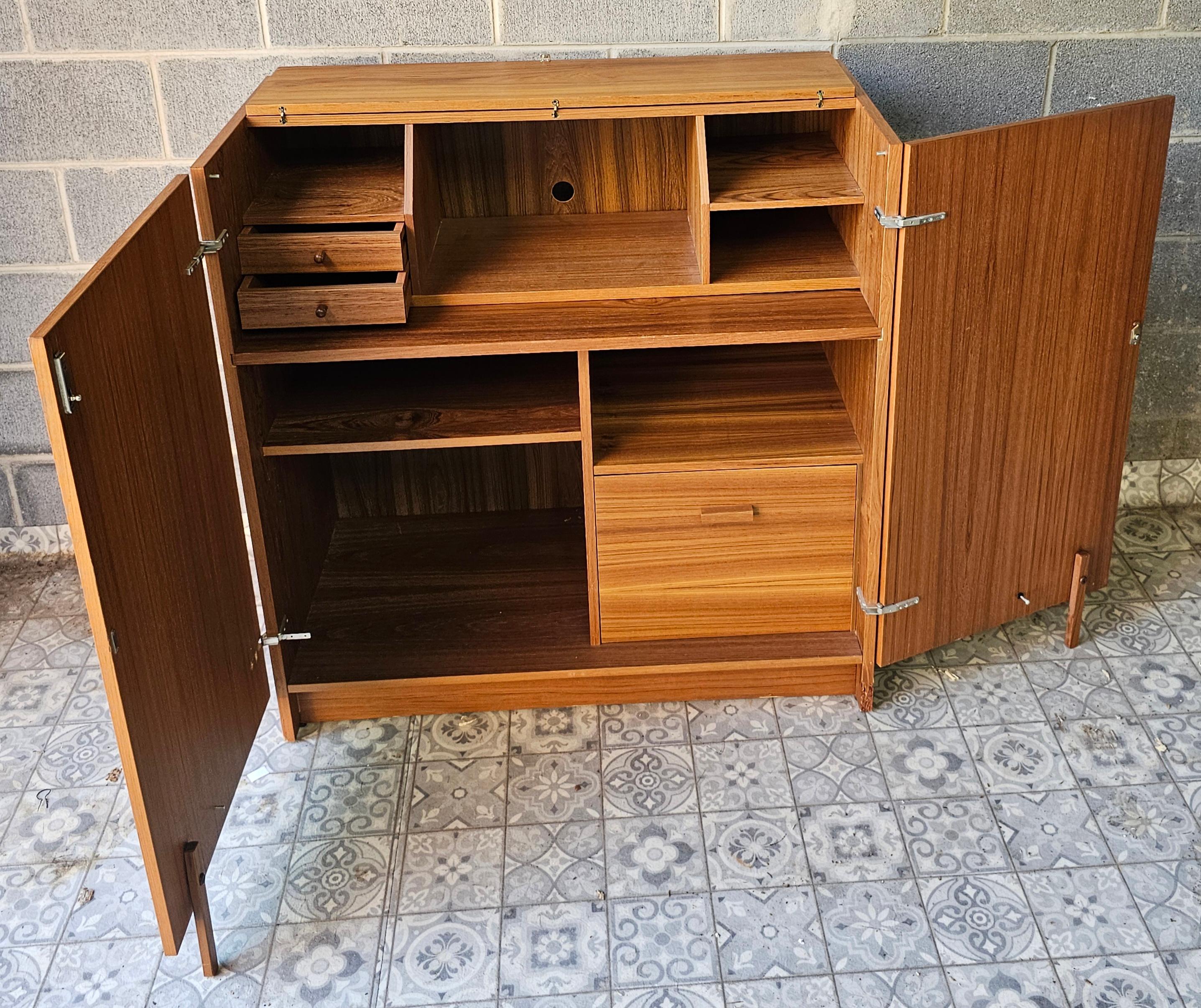 Teak Scrivania in teak in stile danese moderno di Mummenthaler and Meier in vendita