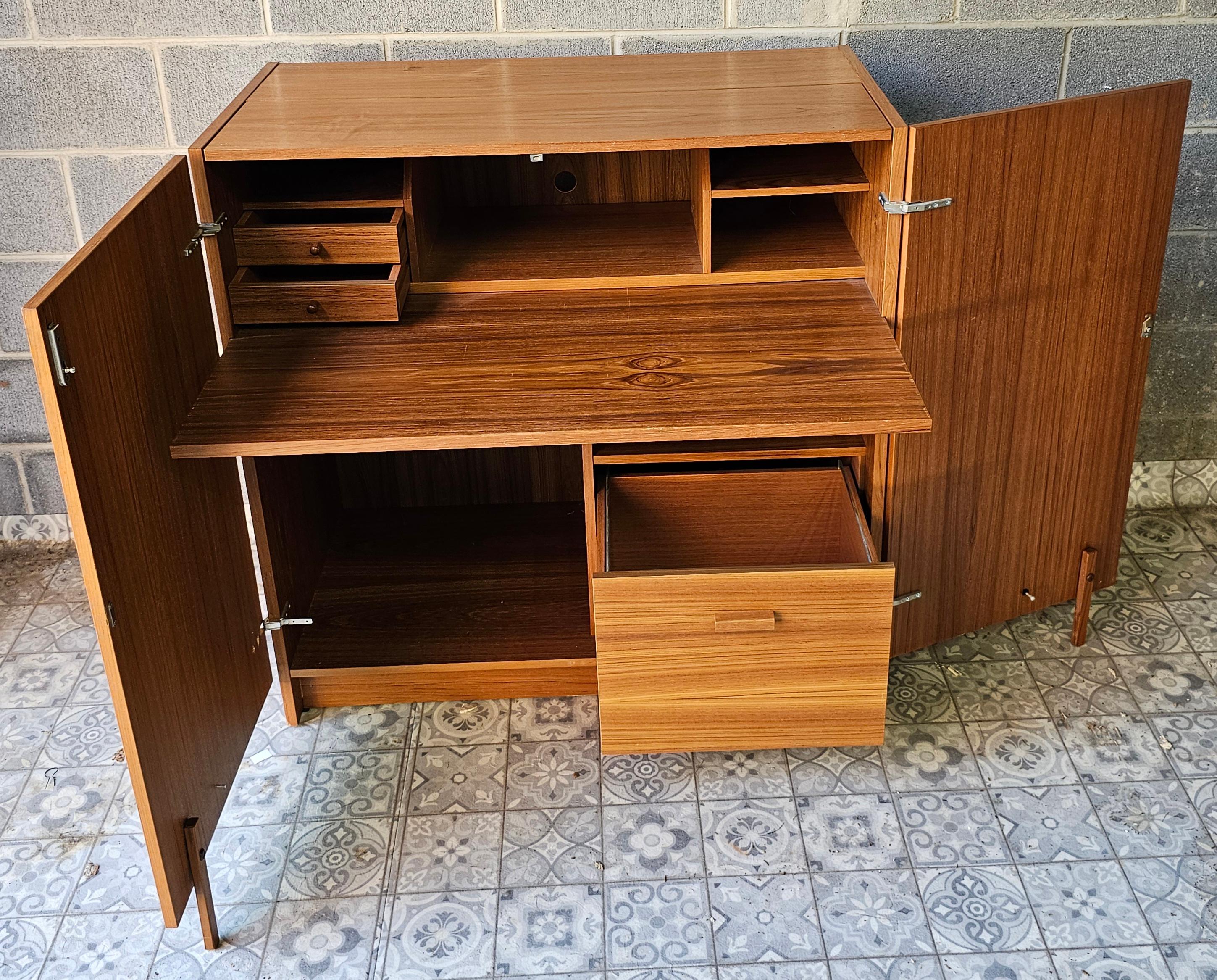 Scrivania in teak in stile danese moderno di Mummenthaler and Meier in vendita 1