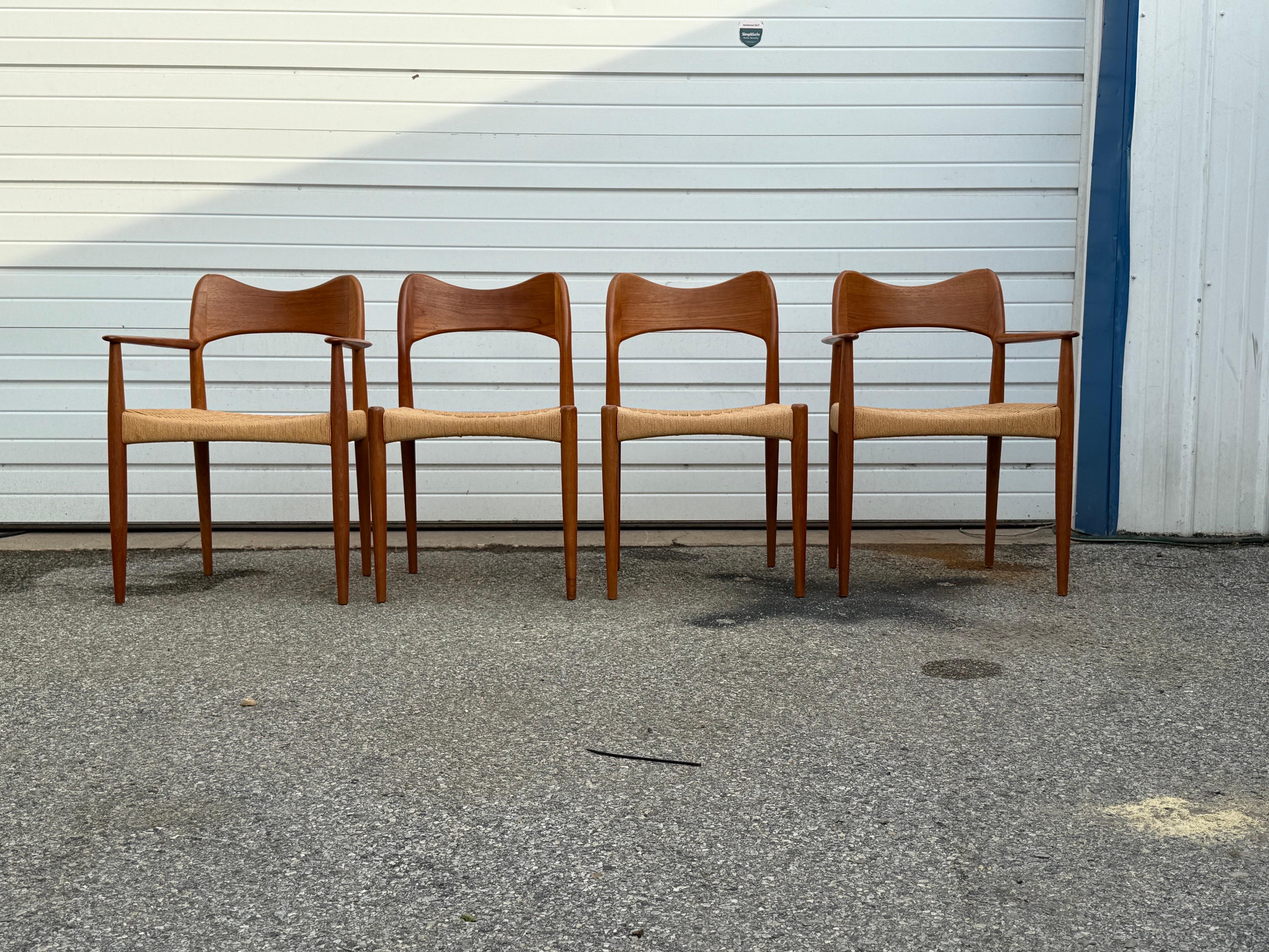 Dänische Moderne Neils Moller Stil Teakholz Papierschnur/Esszimmerstühle  4er-Set

Was für ein Fund. Angeboten wird ein Danish Modern Teakholz Esszimmerstühle, wir glauben zu Arne Hovamnd Olsen( im Stil von Neils Moller. Dieses Set besteht aus 2