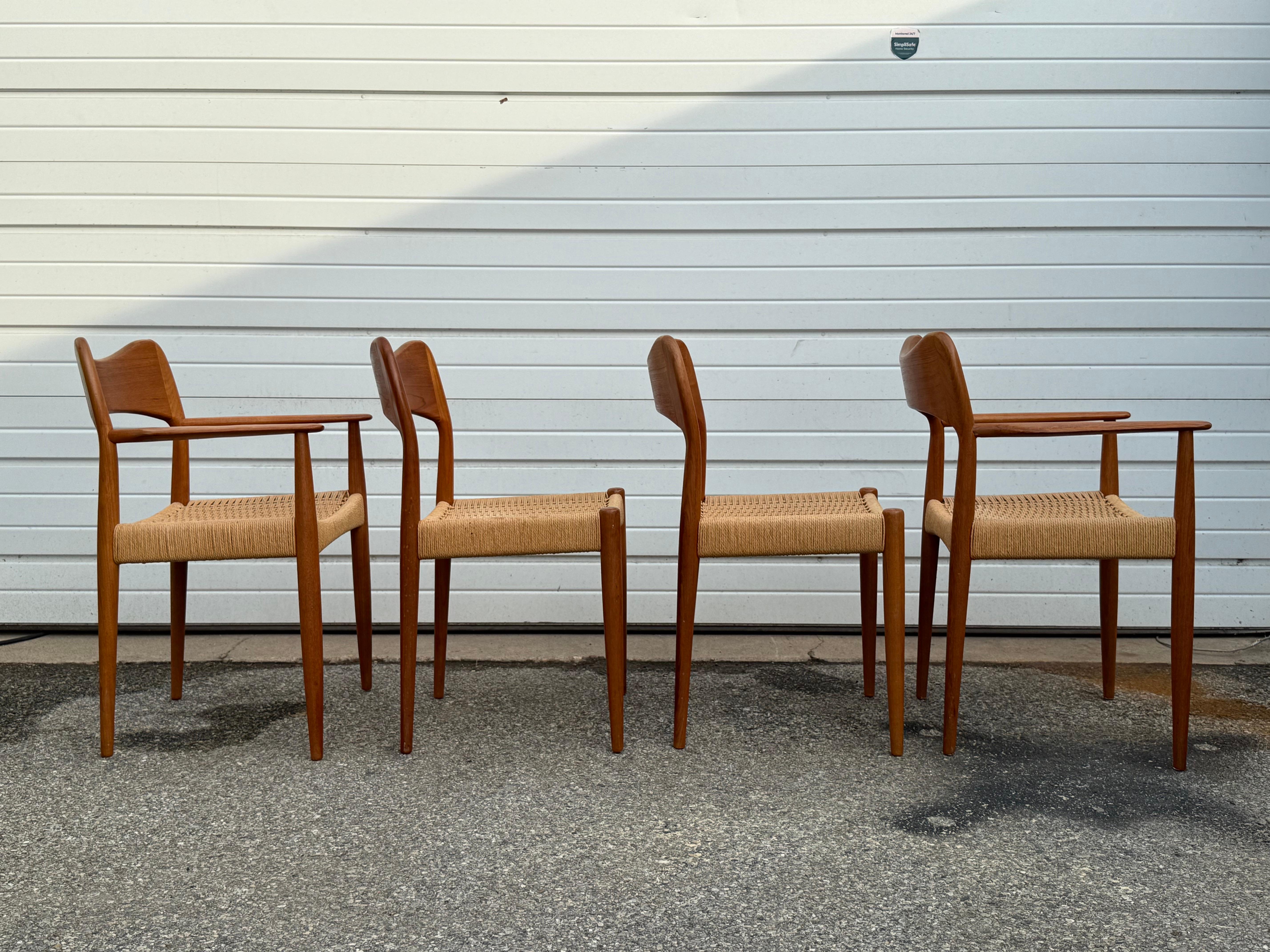 Dänische Moderne Neils Moller Stil Teakholz Papierschnur/Esszimmerstühle  4er-Set (Skandinavische Moderne) im Angebot