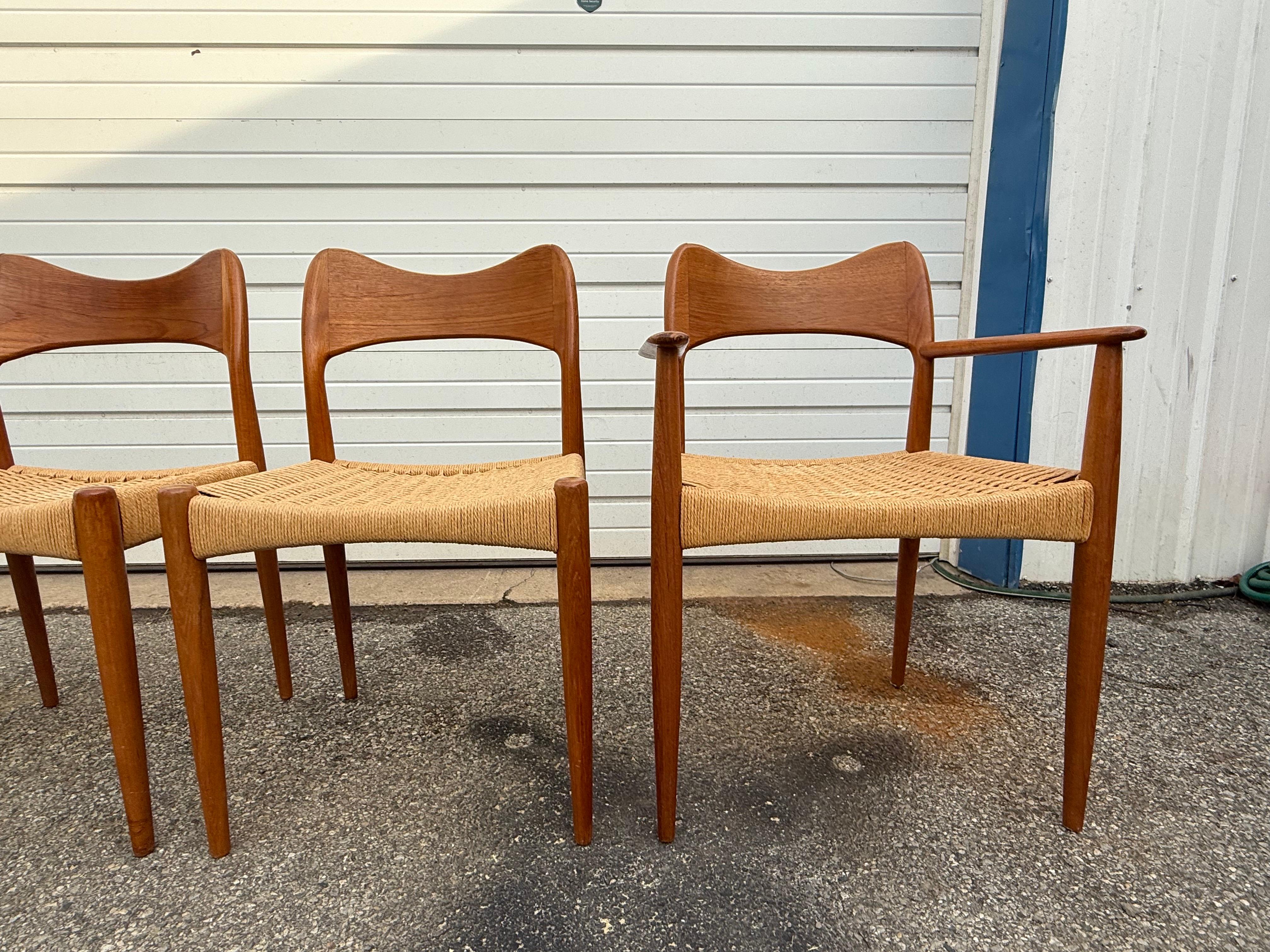 Dänische Moderne Neils Moller Stil Teakholz Papierschnur/Esszimmerstühle  4er-Set im Zustand „Gut“ im Angebot in Wilmington, DE