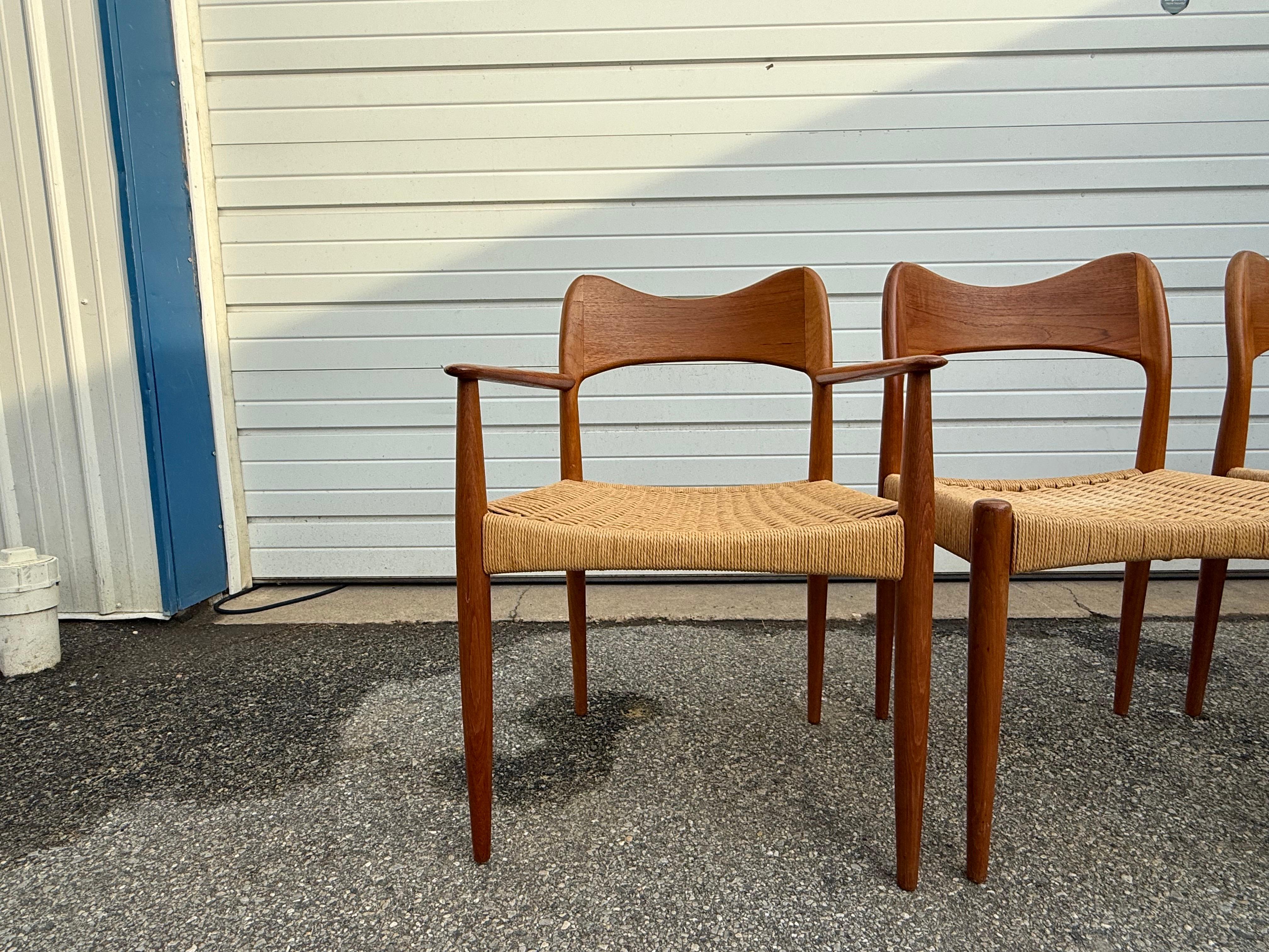Dänische Moderne Neils Moller Stil Teakholz Papierschnur/Esszimmerstühle  4er-Set (20. Jahrhundert) im Angebot