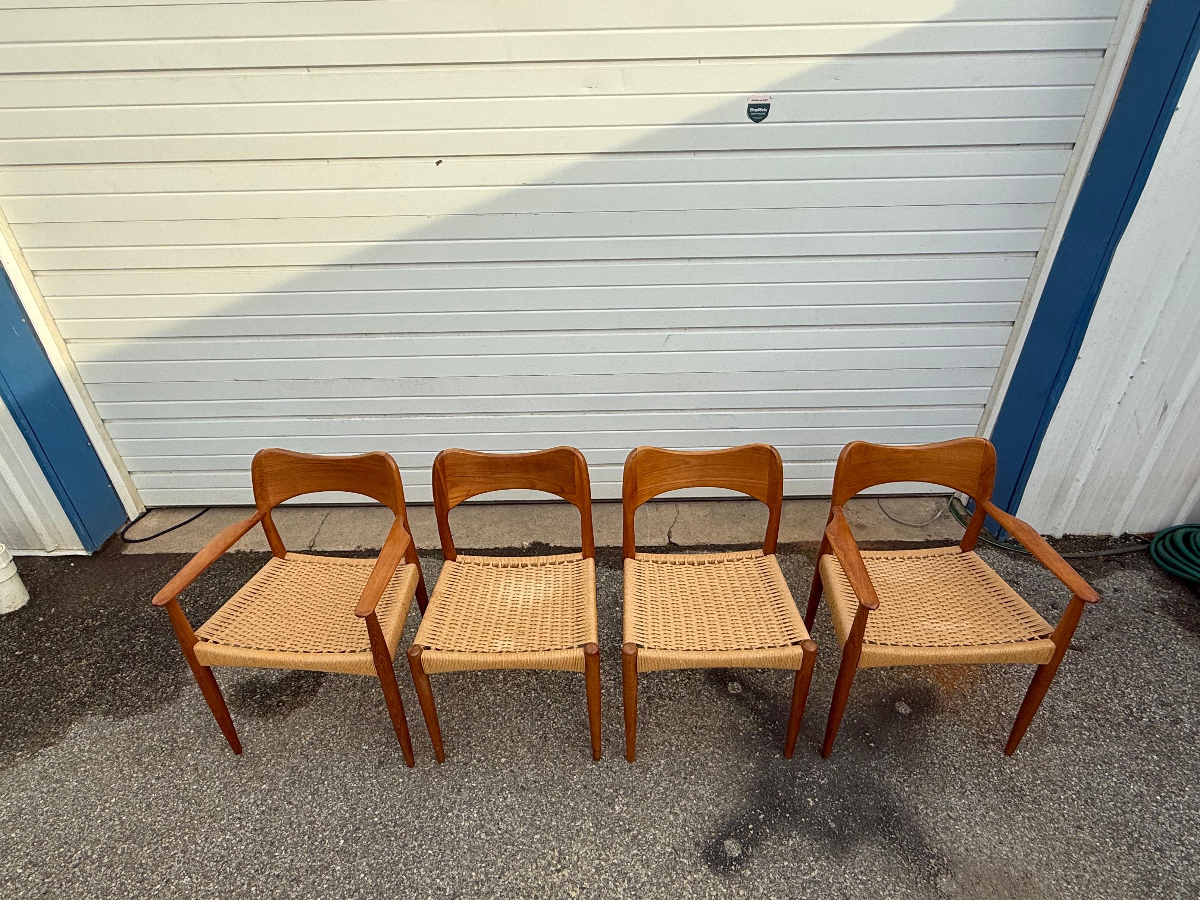 Dänische Moderne Neils Moller Stil Teakholz Papierschnur/Esszimmerstühle  4er-Set (Polster) im Angebot