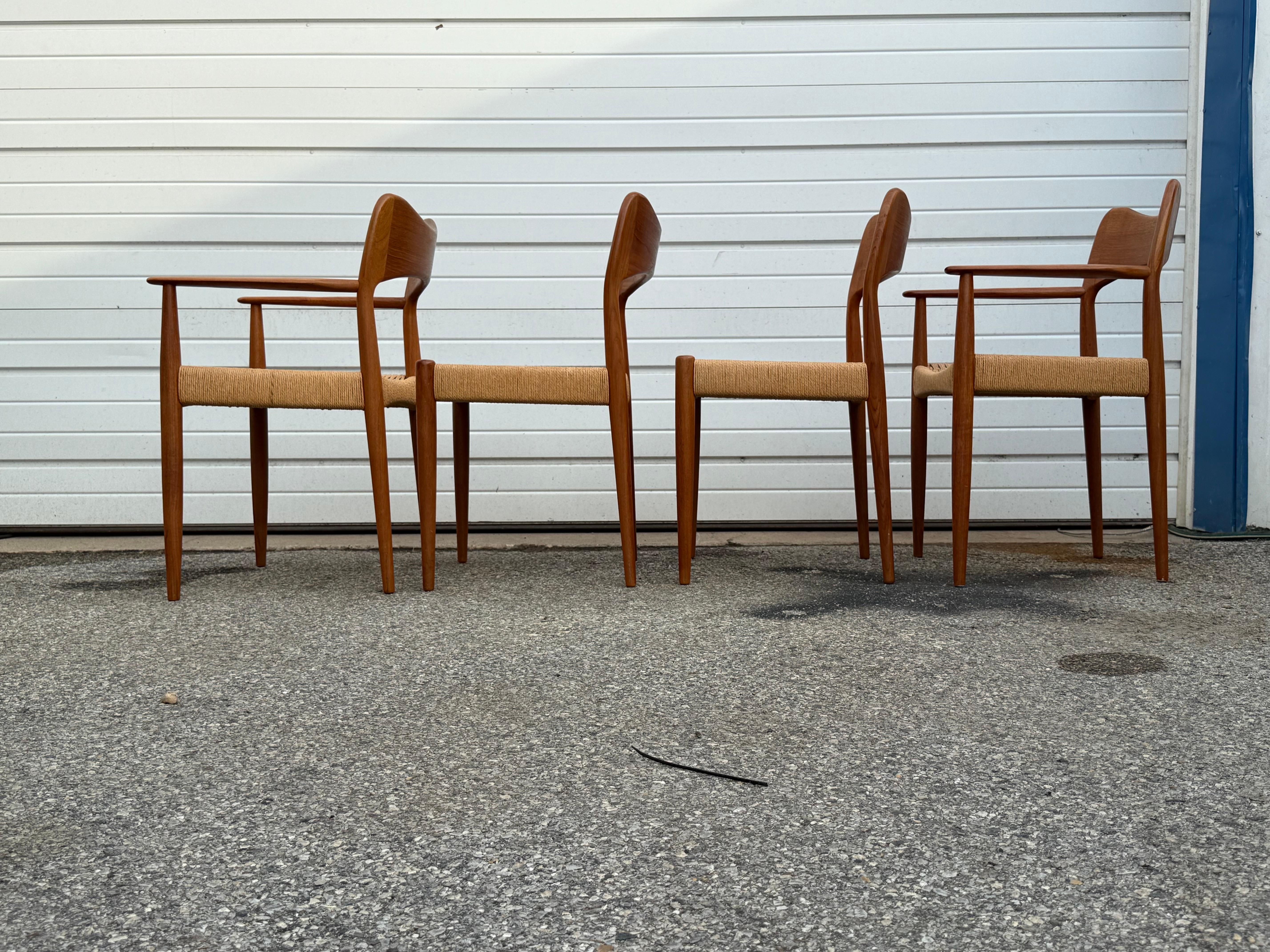 Dänische Moderne Neils Moller Stil Teakholz Papierschnur/Esszimmerstühle  4er-Set im Angebot 1