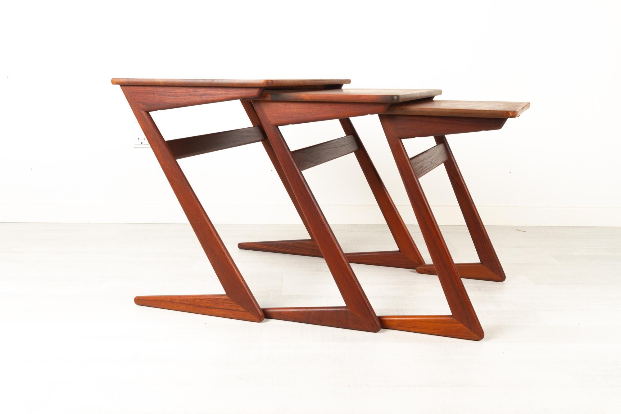 Danish modern Nesting tables by Erling Torvits for Heltborg Møbler 1950s.
Model 90. Rare set of three nesting tables with Z-shaped legs in solid teak. Table tops with teak veneer.
Very suitable as side tables or lamp tables. Classic but rare