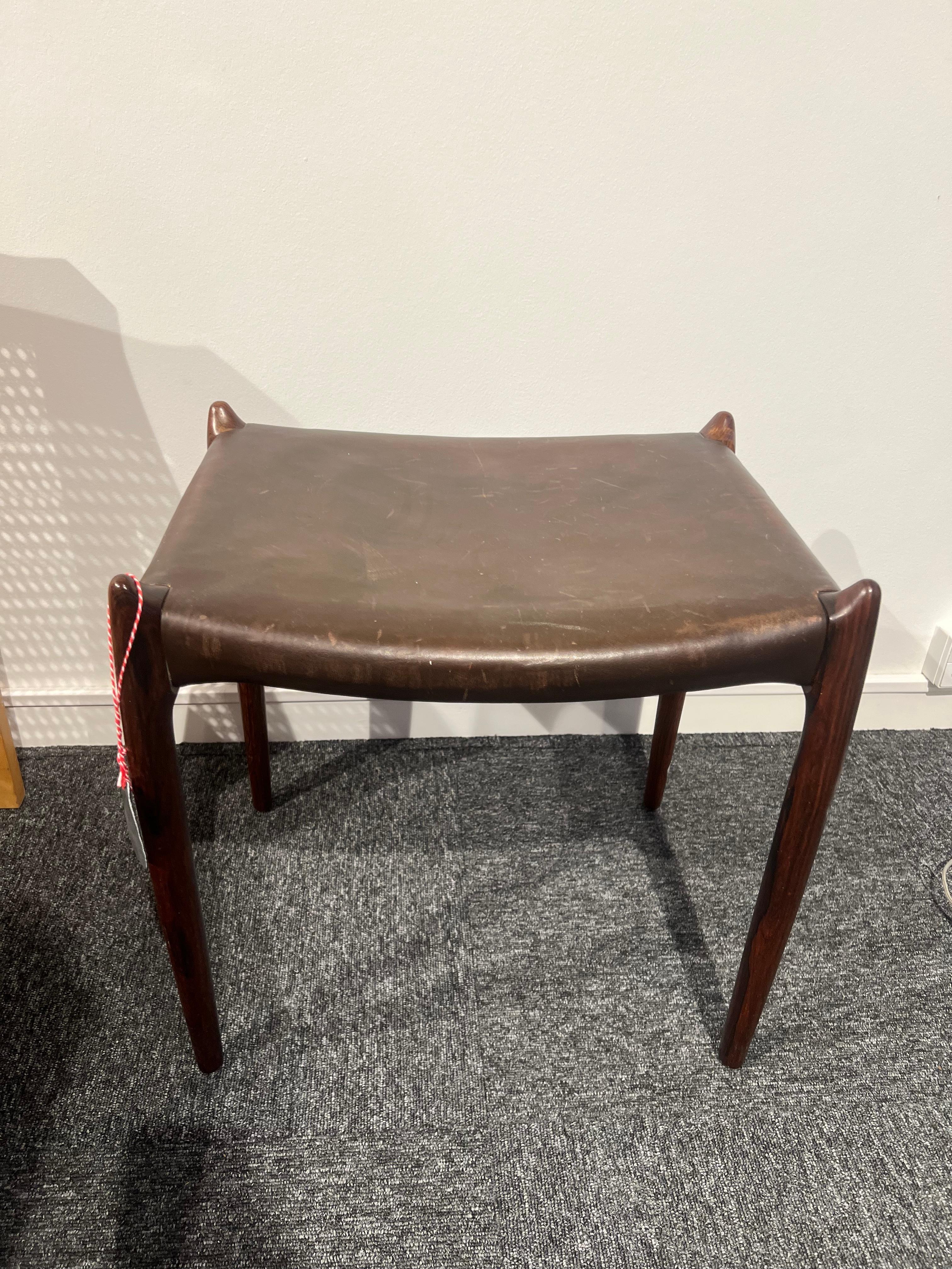 Tabouret Niels O. Møller modèle 78A - une pièce vintage intemporelle et entièrement originale. Fabriqué en teck massif, le cadre présente des pieds fuselés élégamment sculptés qui se terminent par un sommet doucement arrondi. L'assise présente un