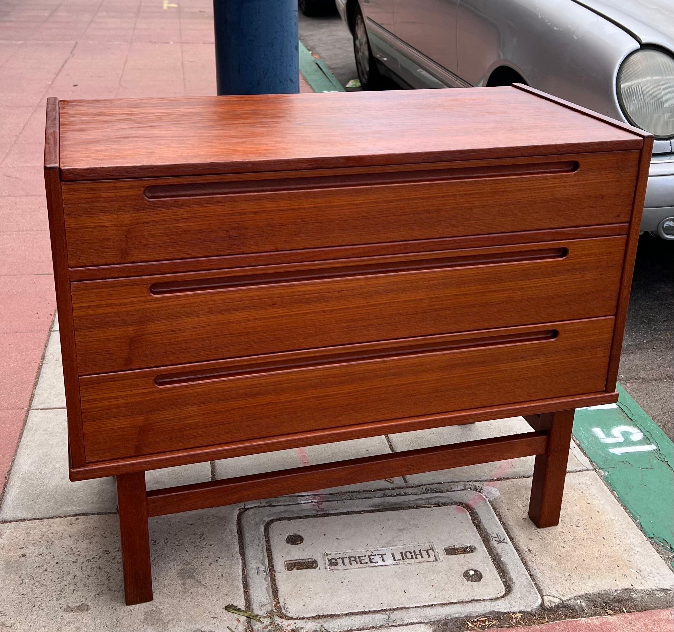 Beautiful Danish modern teak vanity dressing table, circa the 1960s, designed by Nils Jonsson for Johnson for Torring Mobelfabrik and produced by HJN Mobler in Denmark. This piece is exceptional craftsmanship with a beautiful interior, construction