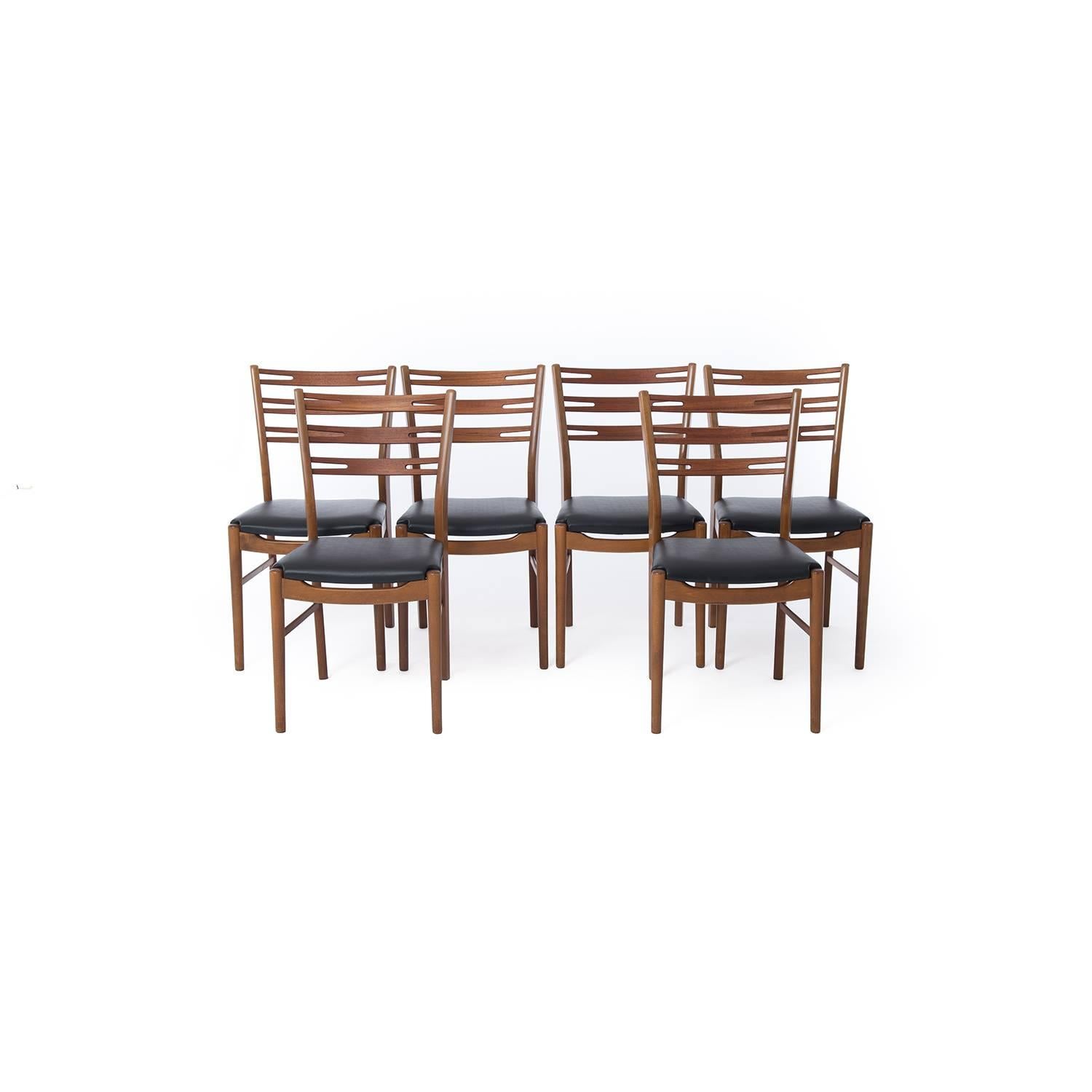 The teak rails to these dining chairs add warmth and contrast to a neutral beech frame.