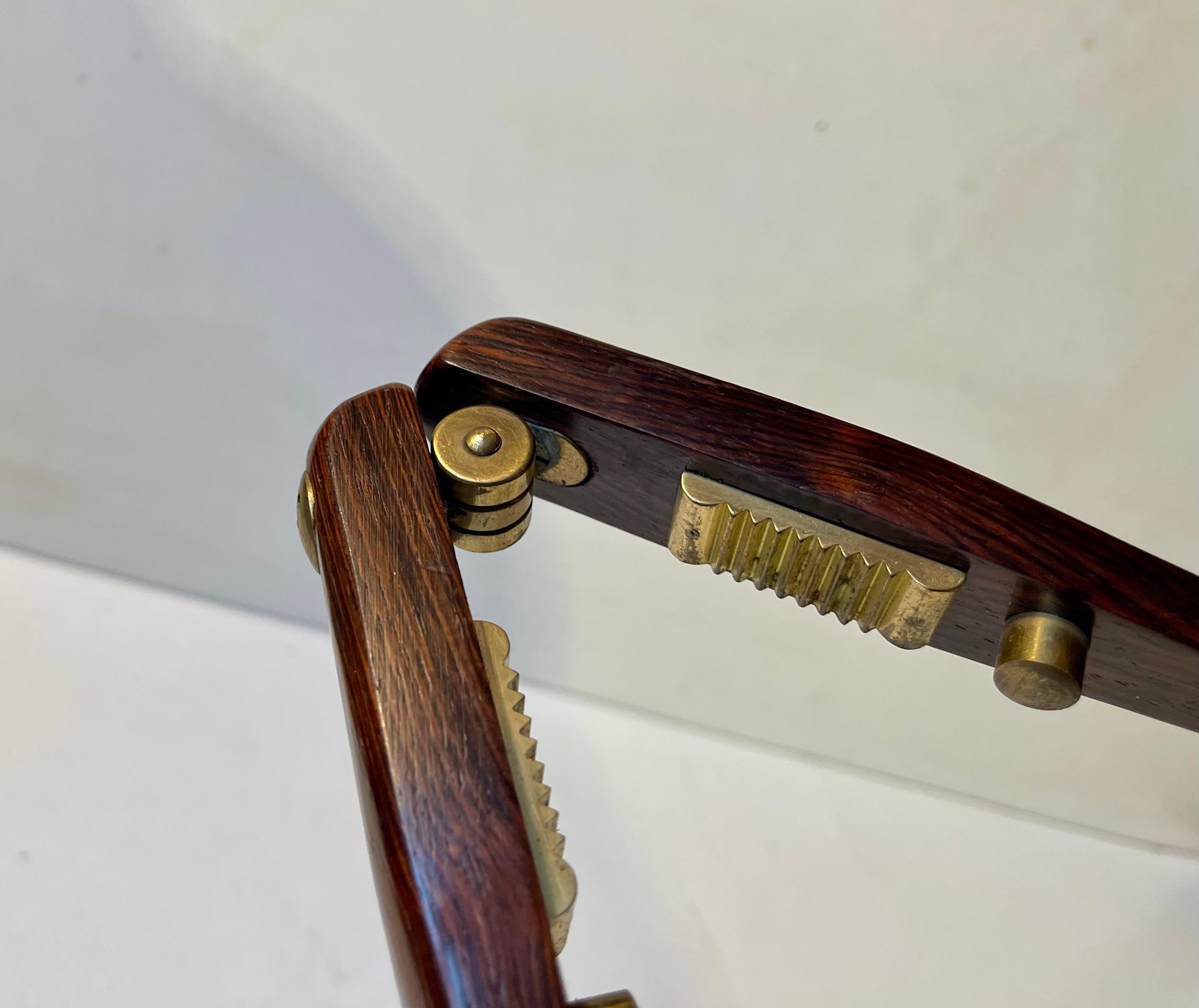 Ein einfaches Design aus den späten 1950er oder frühen 1960er Jahren. Dieser Nussknacker aus Palisander und Messing besteht aus zwei Teilen aus Palisanderholz und Messingbeschlägen und -mechanismen in einer sehr stilvollen Weise. Fälschlicherweise