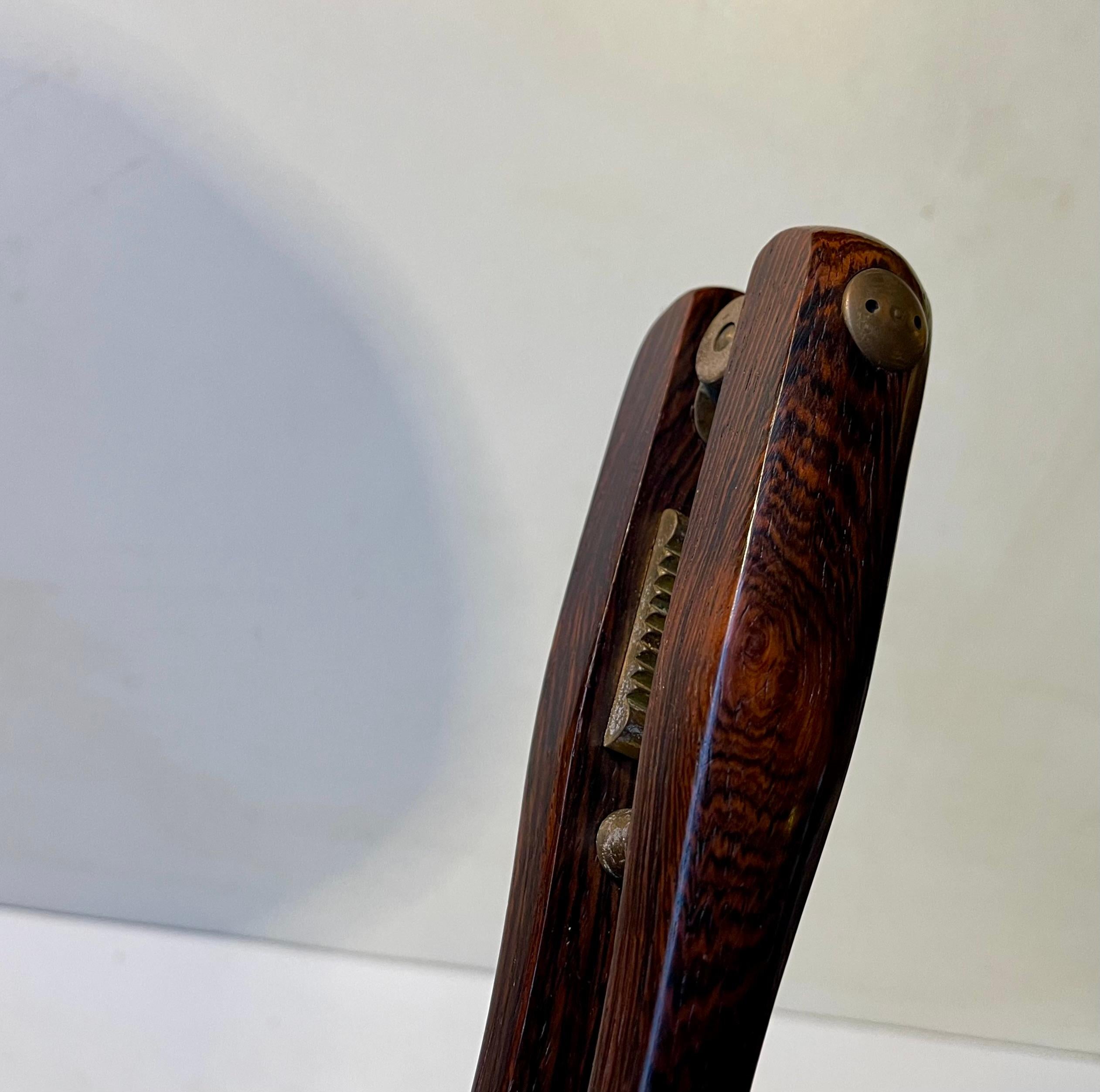 Dänischer moderner Nussknacker aus Palisanderholz und Messing, 1960er Jahre (Skandinavische Moderne) im Angebot