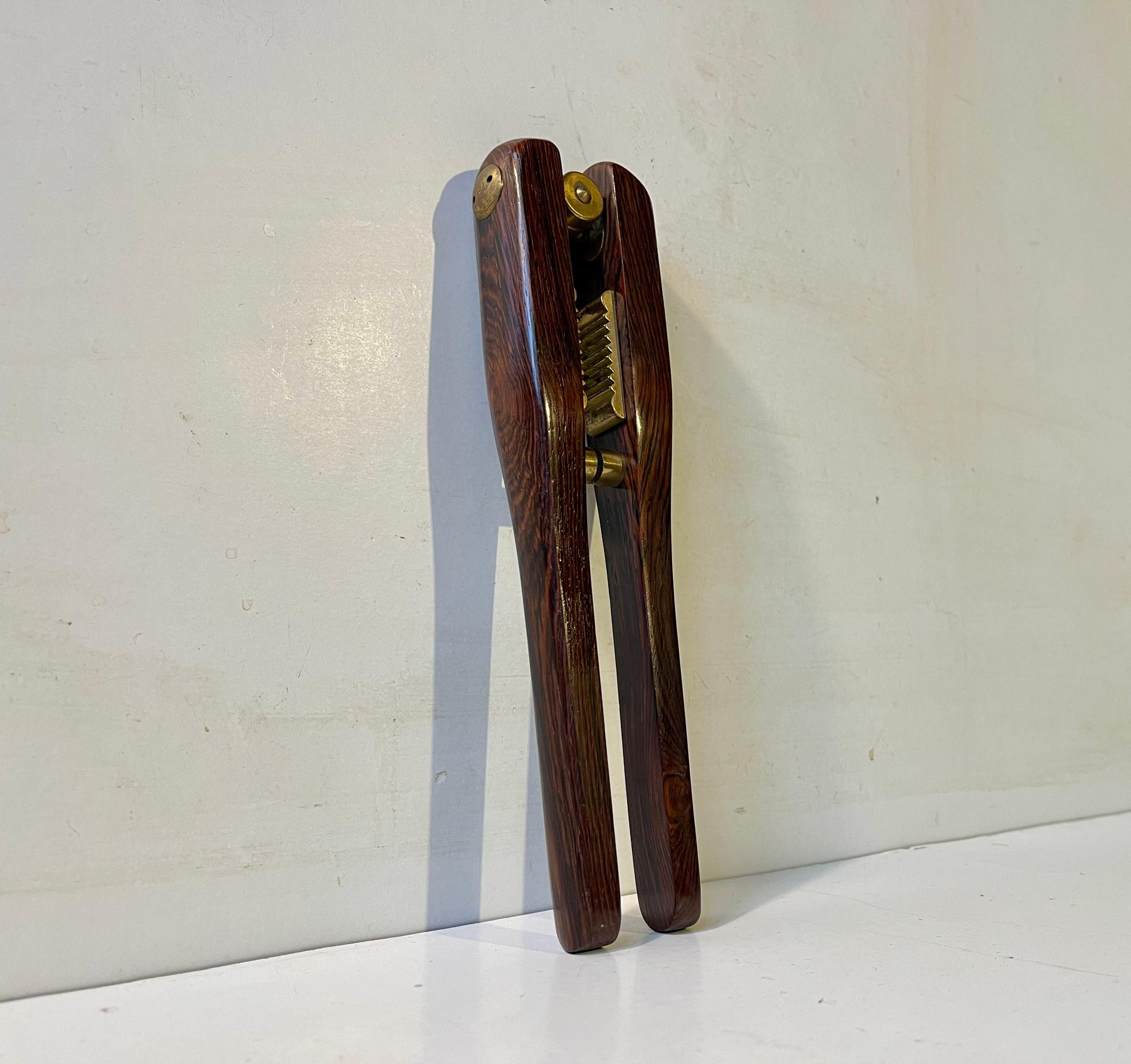 Dänischer moderner Nussknacker aus Palisanderholz und Messing, 1960er Jahre (Mitte des 20. Jahrhunderts) im Angebot