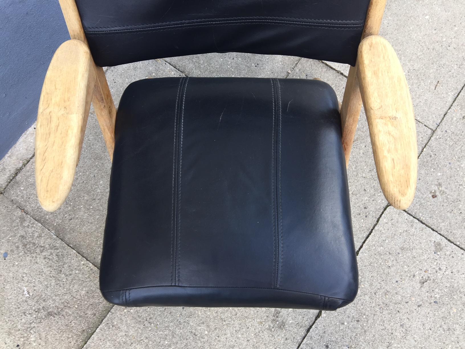 Danish Modern Oak and Black Leather Lounge Chair by Arne Hovmand Olsen, 1960s In Good Condition For Sale In Esbjerg, DK