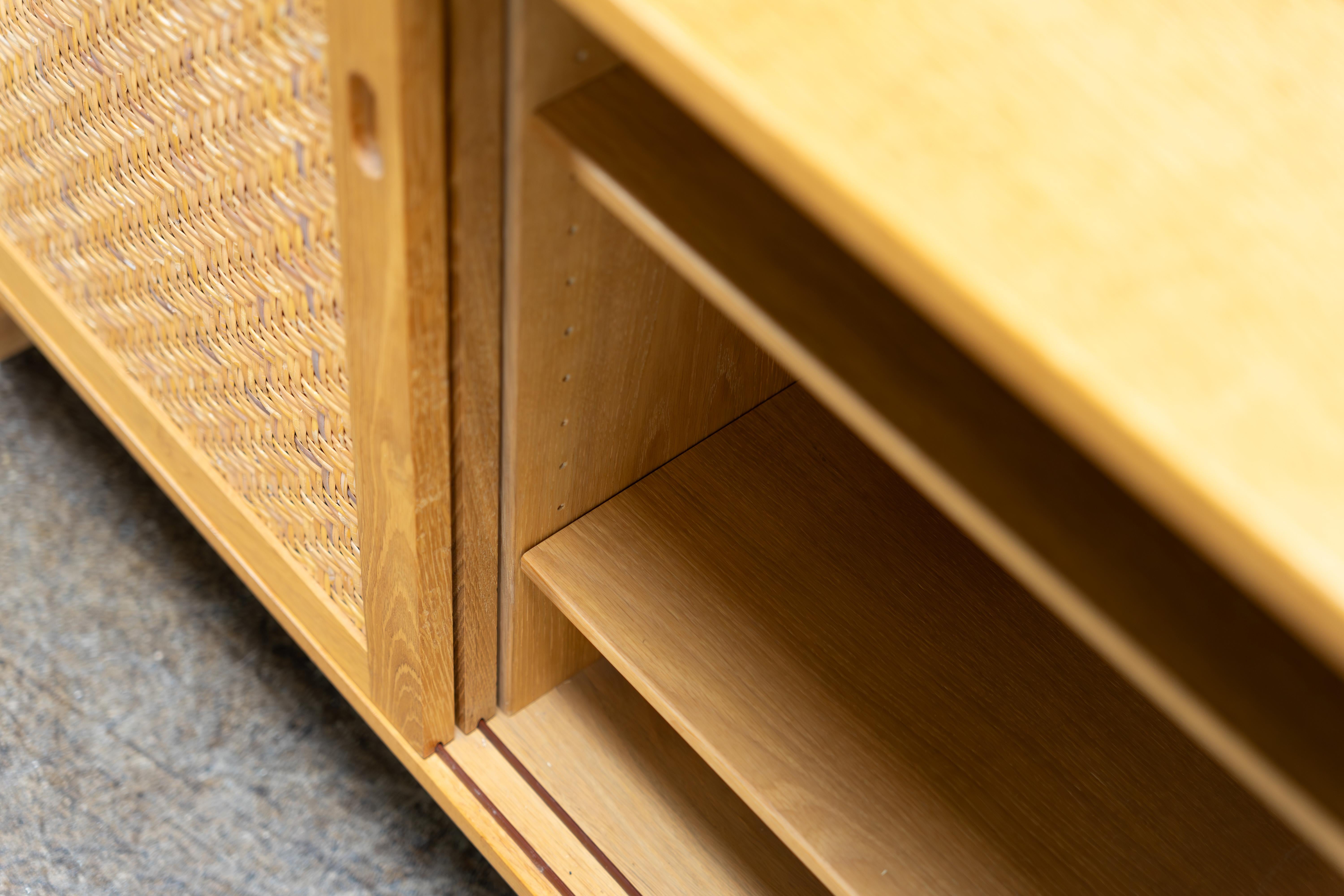 Armadio moderno danese in Oak e rattan di Hans J. Wegner Ry Mobler, anni '60 in vendita 6