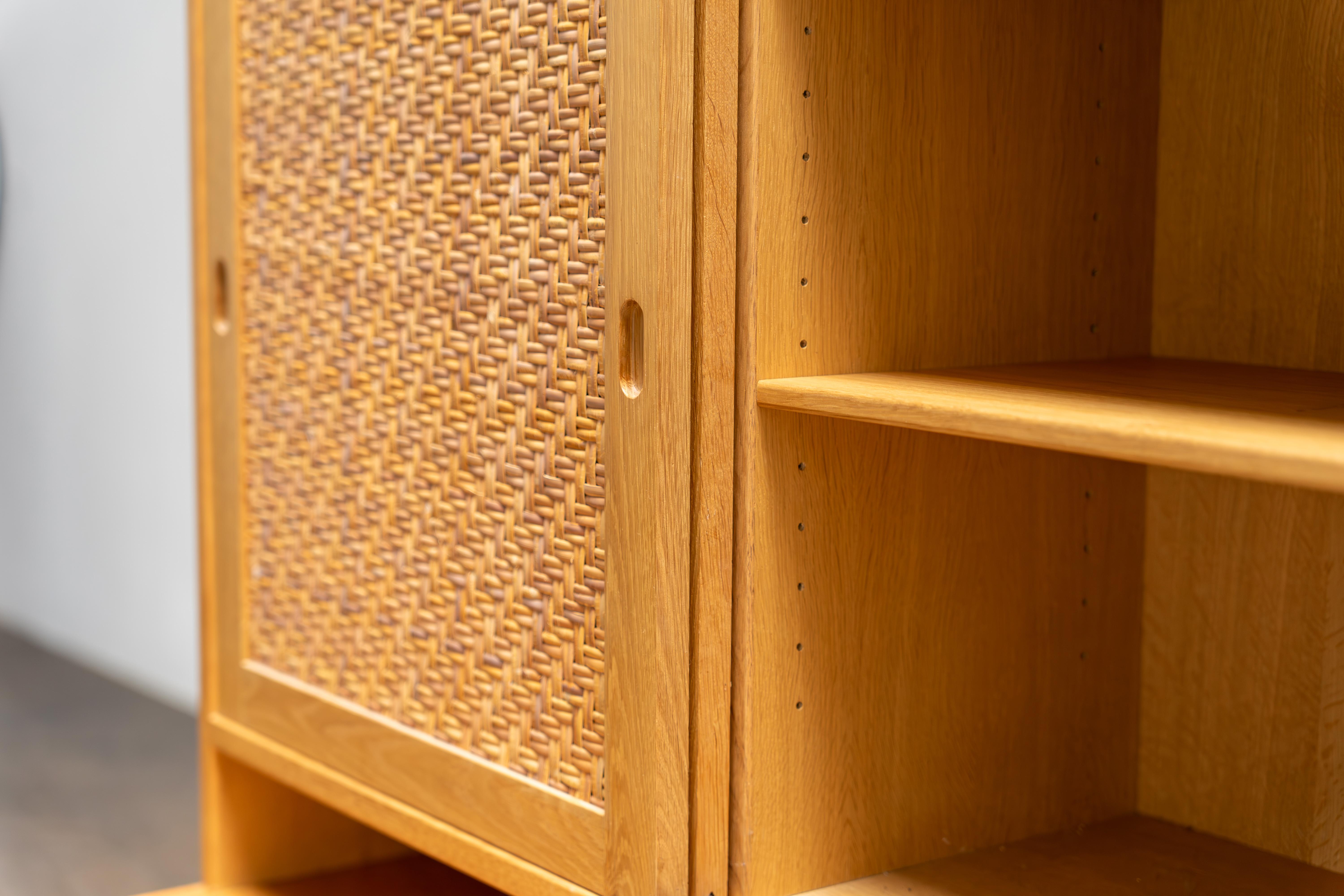 Armadio moderno danese in Oak e rattan di Hans J. Wegner Ry Mobler, anni '60 in vendita 7