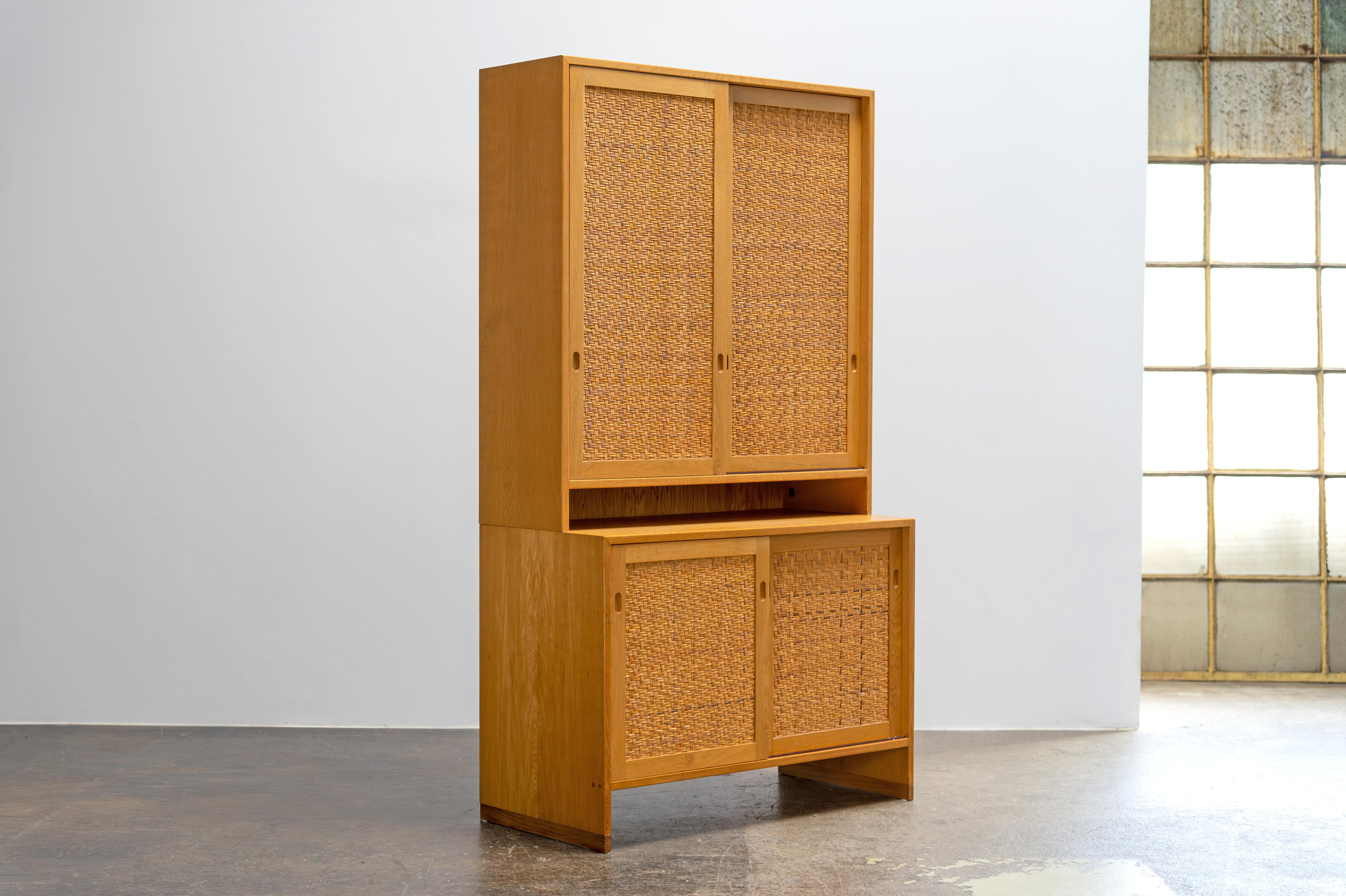 Armadio moderno danese in Oak e rattan di Hans J. Wegner Ry Mobler, anni '60 In condizioni buone in vendita a Rosendahl, DE