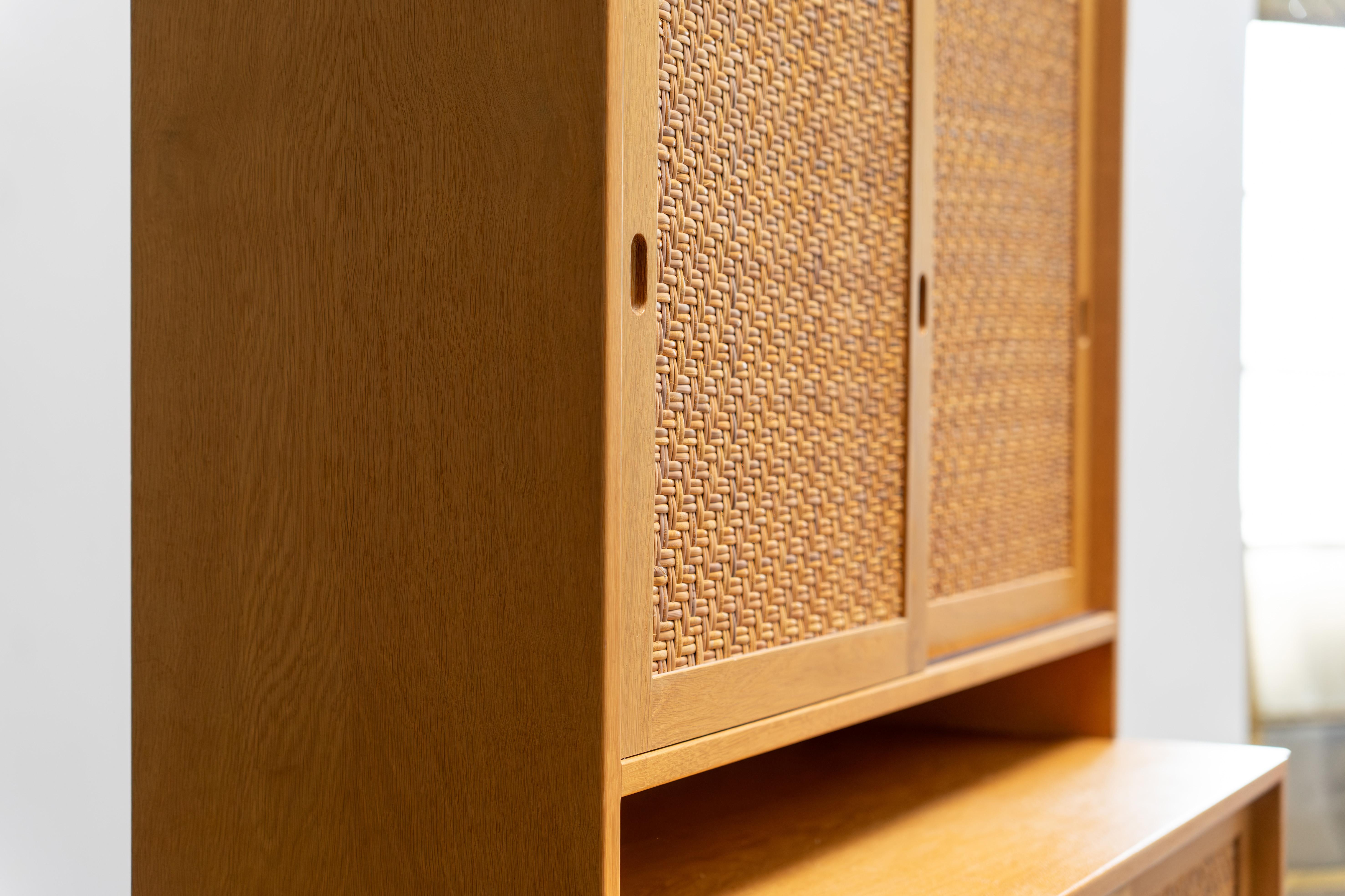 XX secolo Armadio moderno danese in Oak e rattan di Hans J. Wegner Ry Mobler, anni '60 in vendita