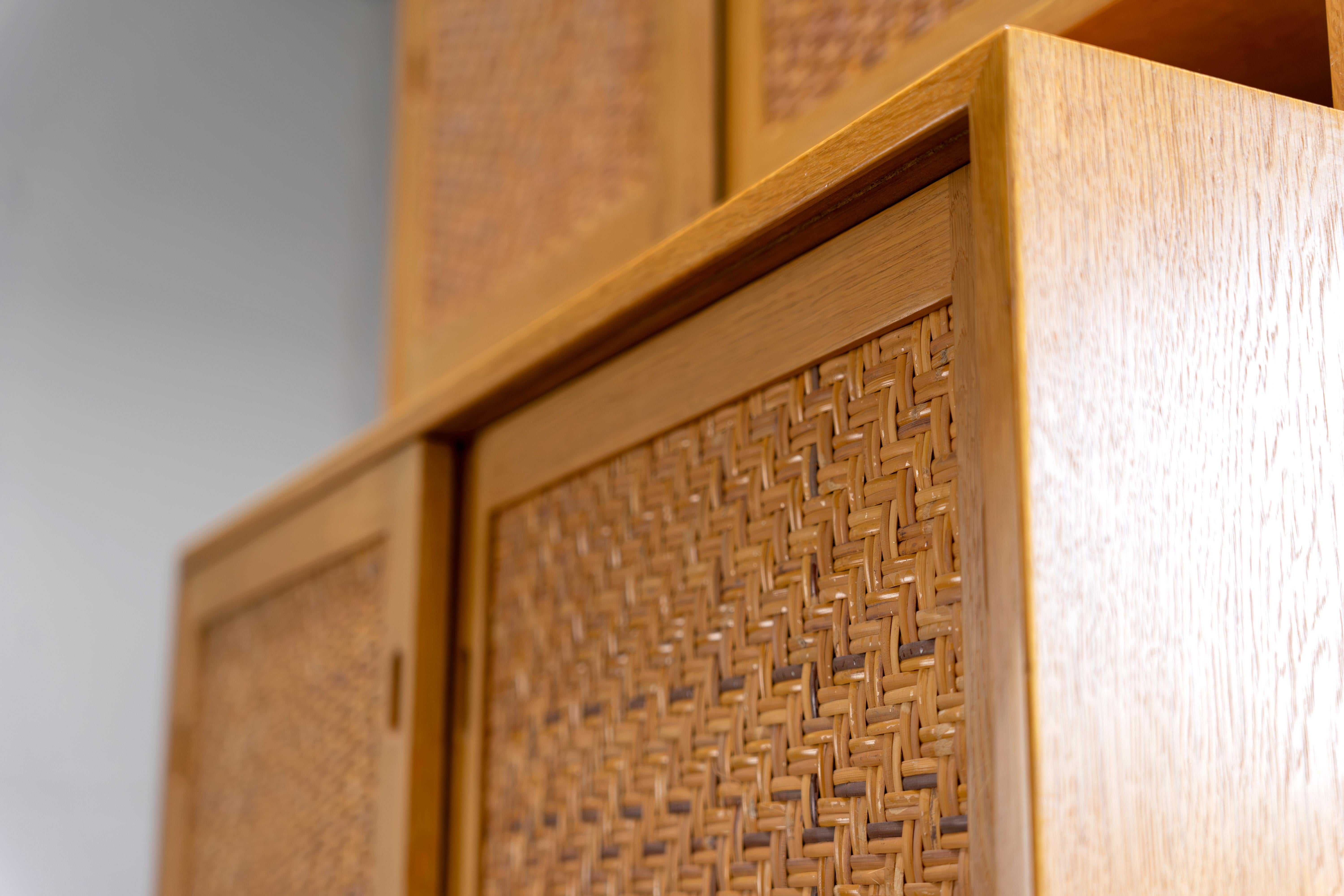 Armadio moderno danese in Oak e rattan di Hans J. Wegner Ry Mobler, anni '60 in vendita 2
