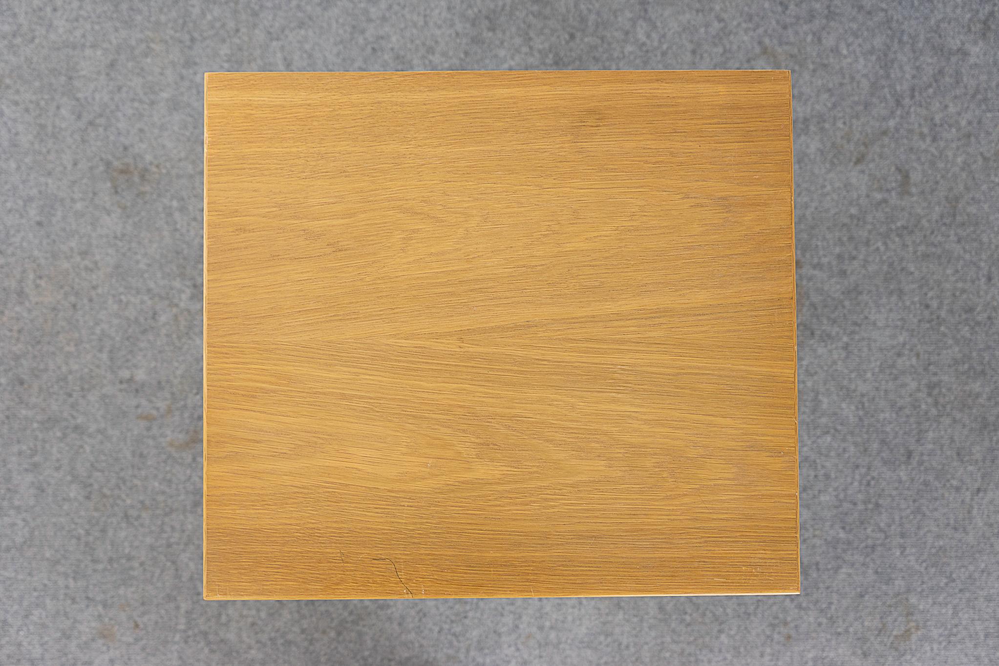 Dänischer moderner Nachttisch aus Eichenholz im Zustand „Gut“ im Angebot in VANCOUVER, CA