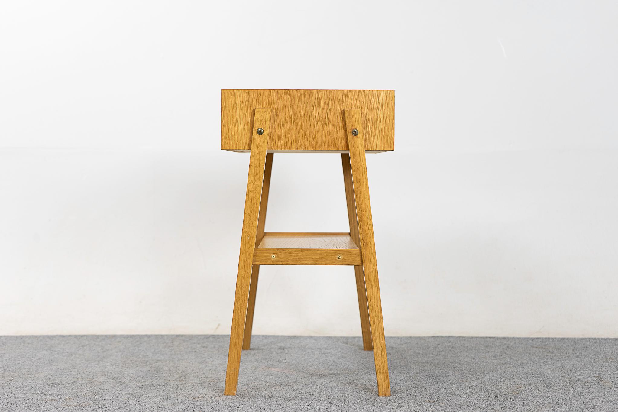 Dänischer moderner Nachttisch aus Eichenholz im Angebot 1