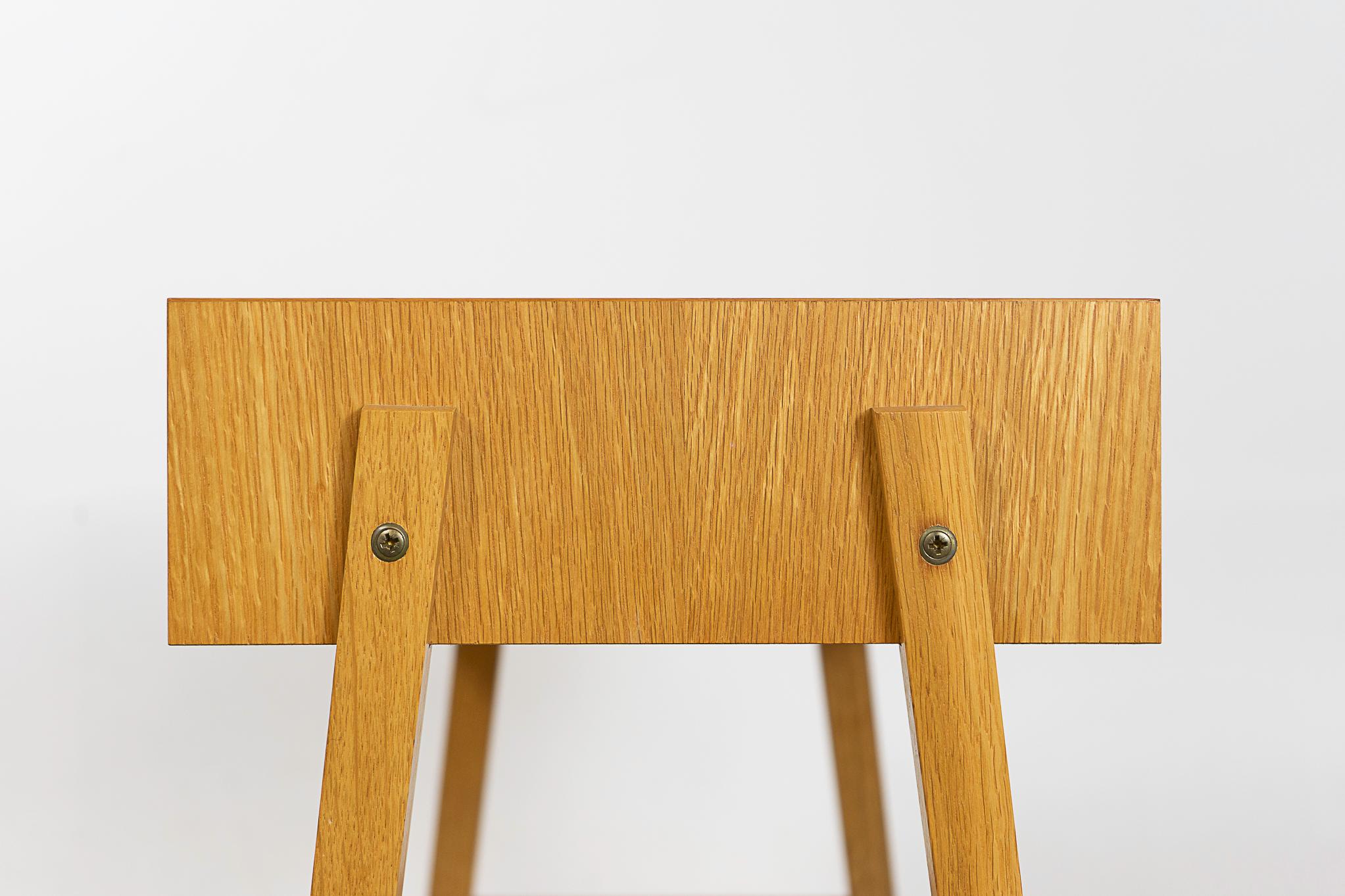 Dänischer moderner Nachttisch aus Eichenholz im Angebot 2