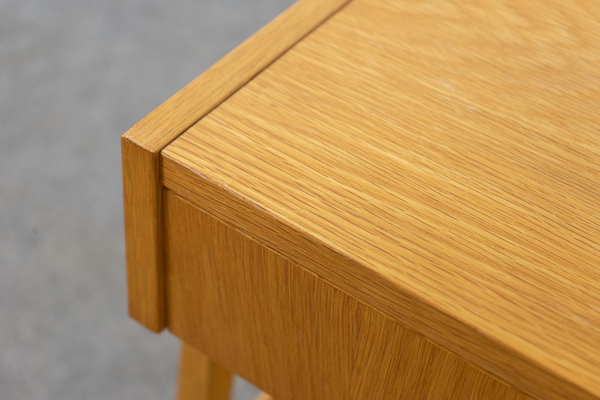 Dänischer moderner Nachttisch aus Eichenholz im Angebot 3