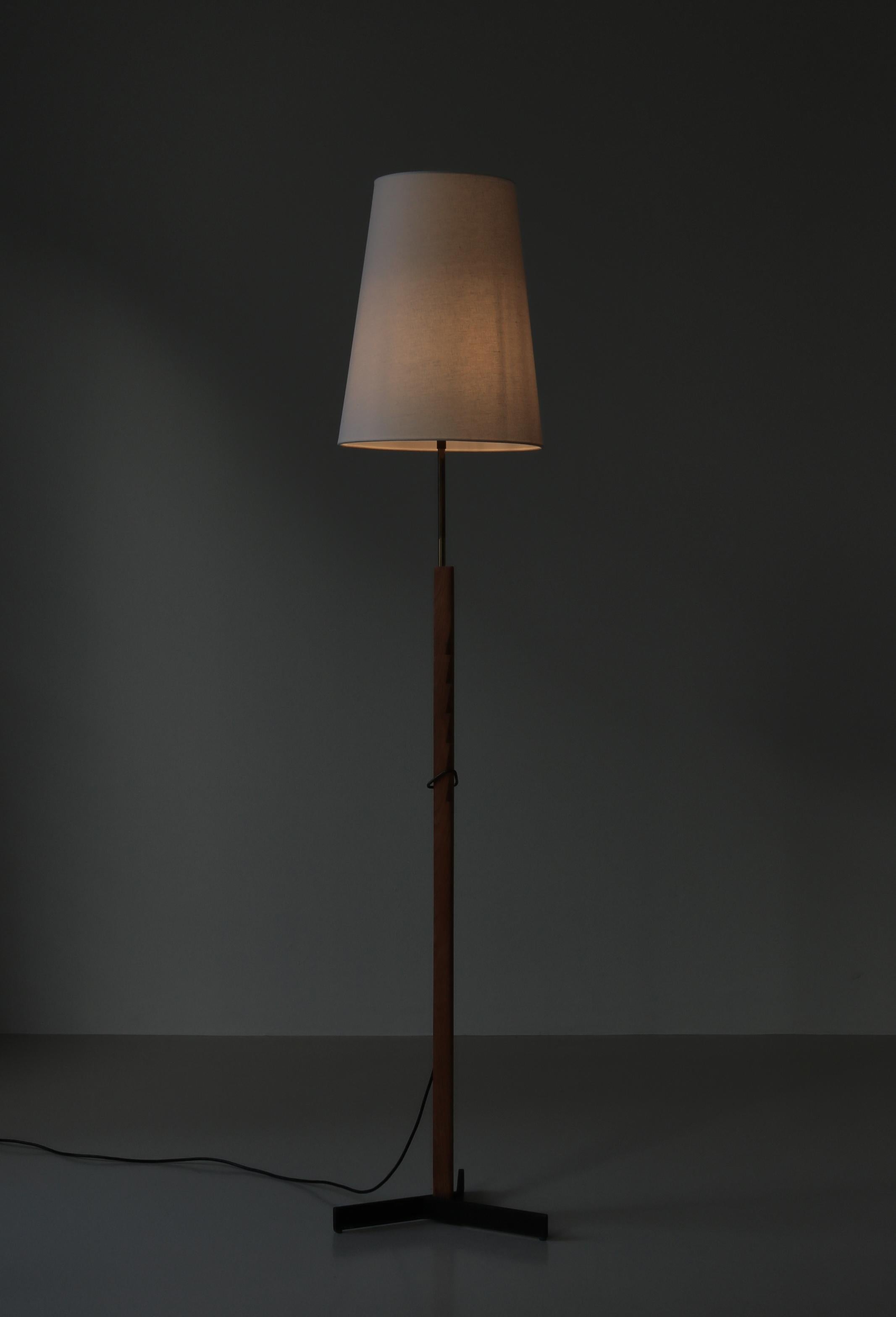 Danish Modern Oak & Brass Adjustable Floor Lamp by Holm Sørensen, 1960s For Sale 5
