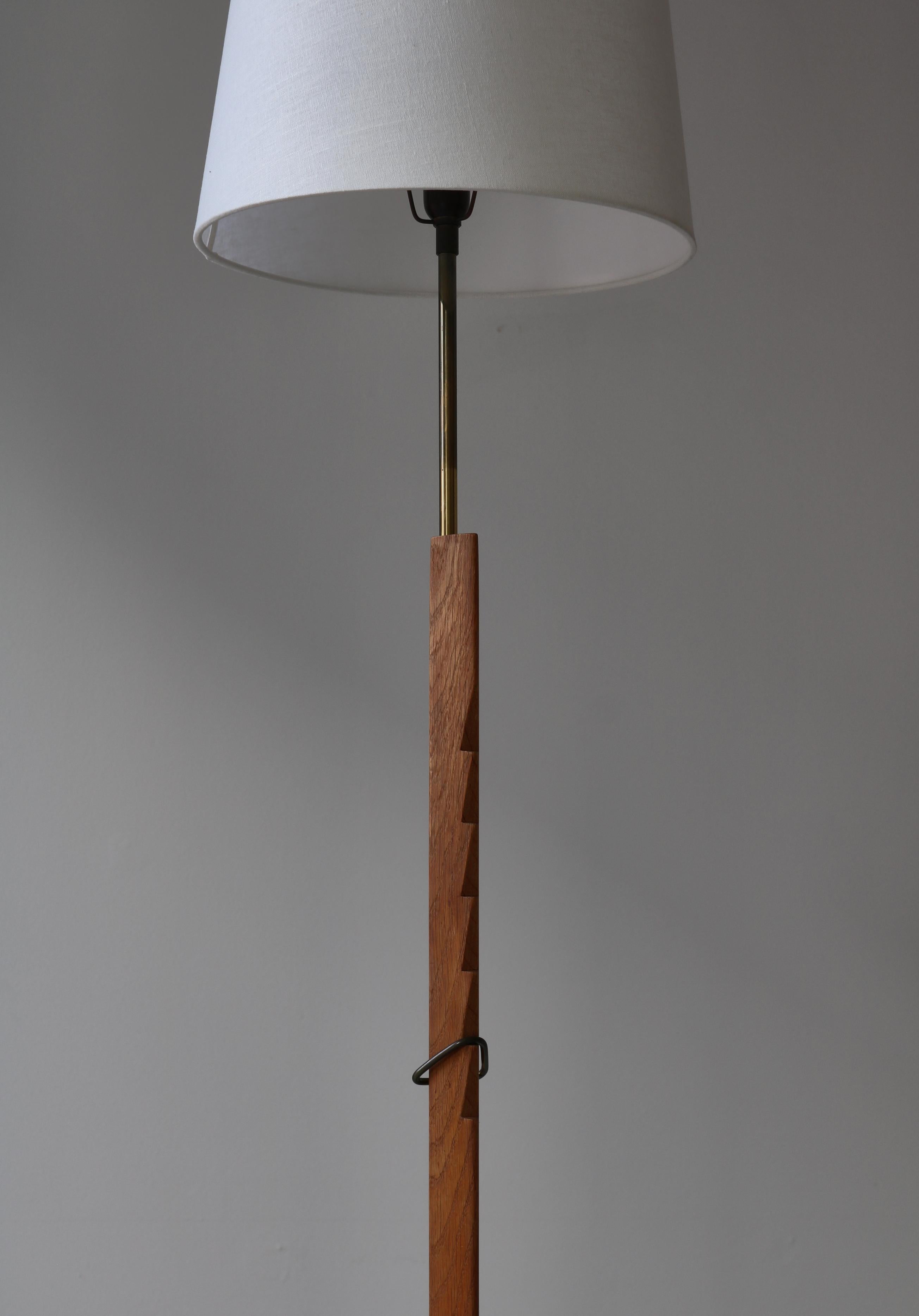 Danish Modern Oak & Brass Adjustable Floor Lamp by Holm Sørensen, 1960s For Sale 7