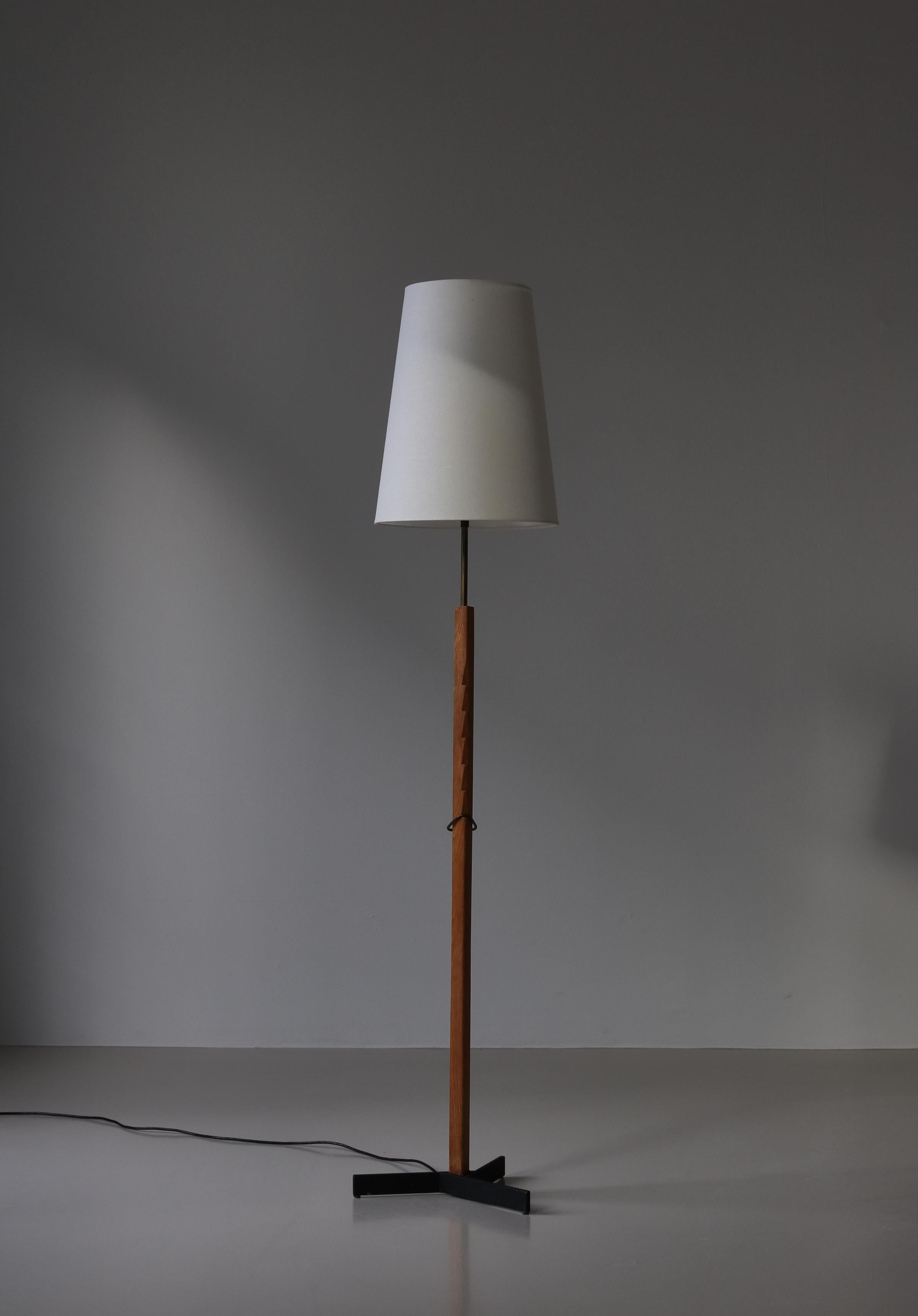 Scandinavian Modern Danish Modern Oak & Brass Adjustable Floor Lamp by Holm Sørensen, 1960s For Sale