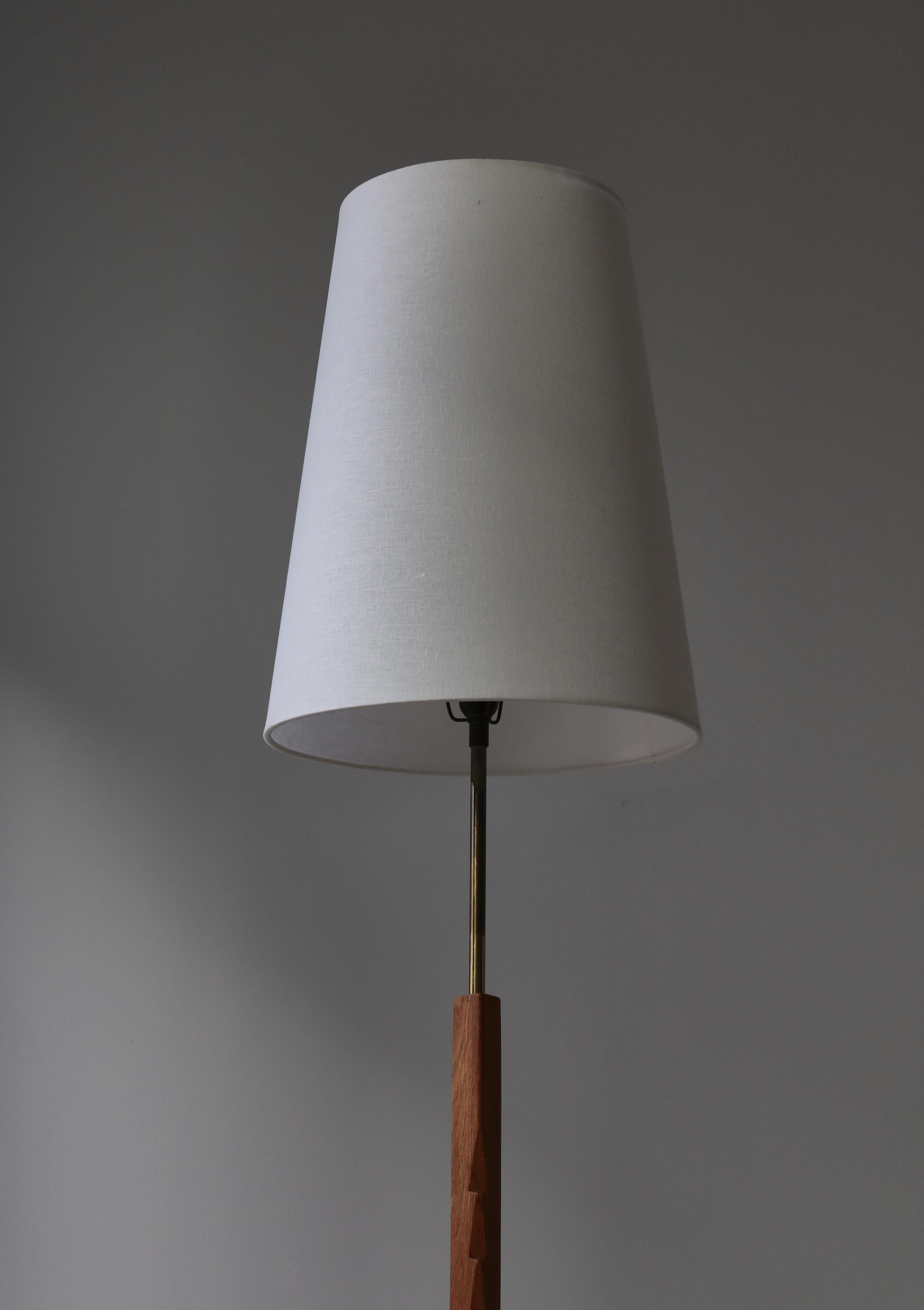 Danish Modern Oak & Brass Adjustable Floor Lamp by Holm Sørensen, 1960s In Good Condition For Sale In Odense, DK