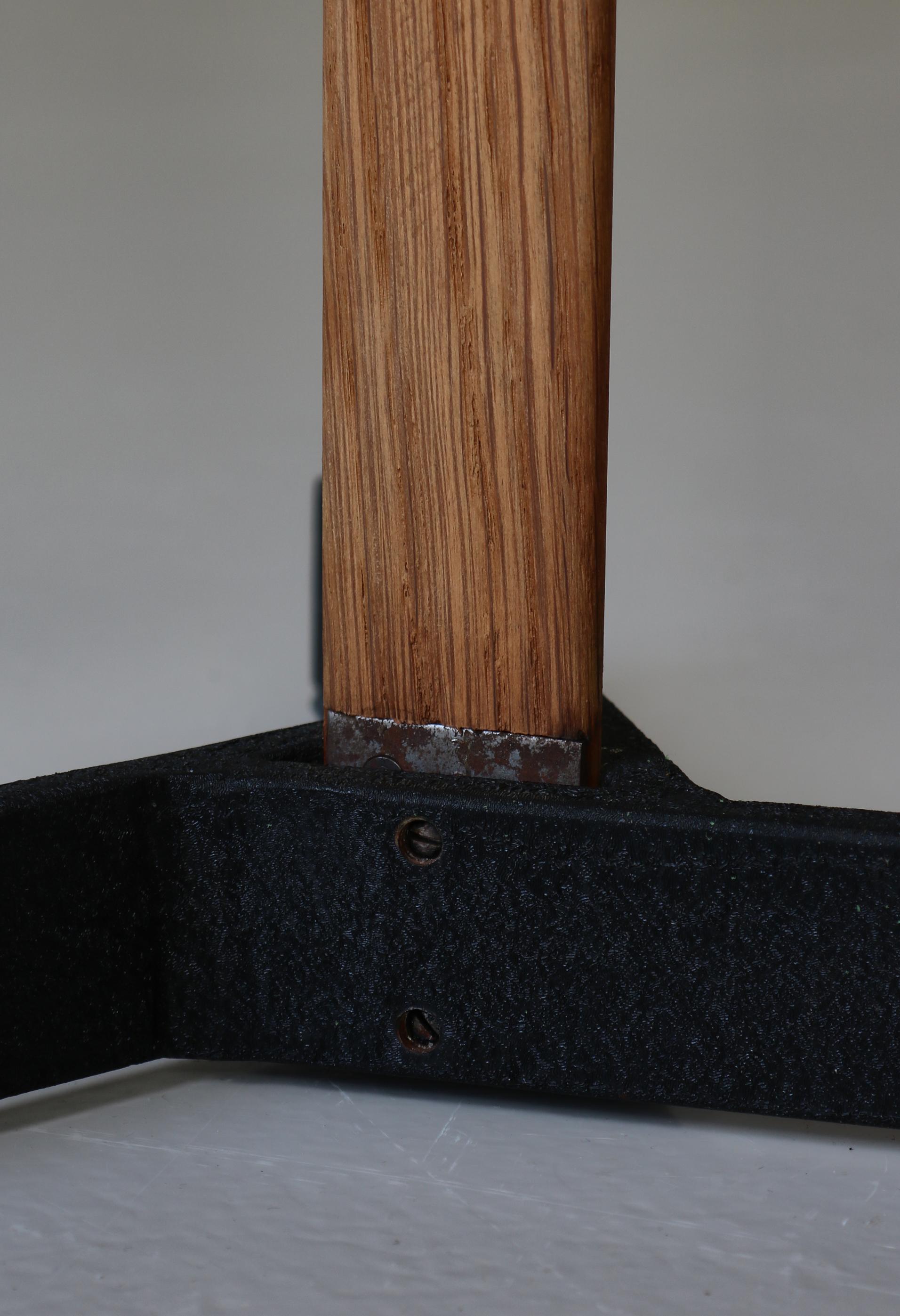 Metà XX secolo Lampada da terra regolabile moderna danese in Oak e ottone di Holm Sørensen, anni '60 in vendita