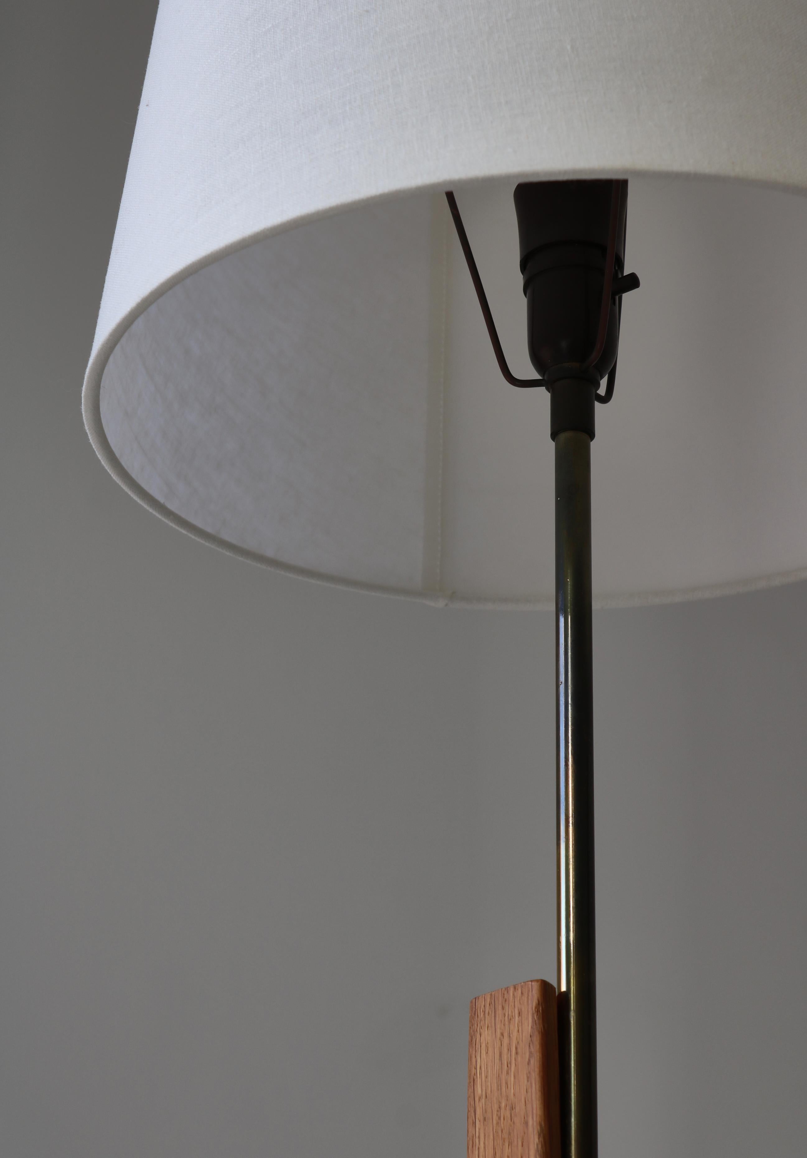 Danish Modern Oak & Brass Adjustable Floor Lamp by Holm Sørensen, 1960s For Sale 2