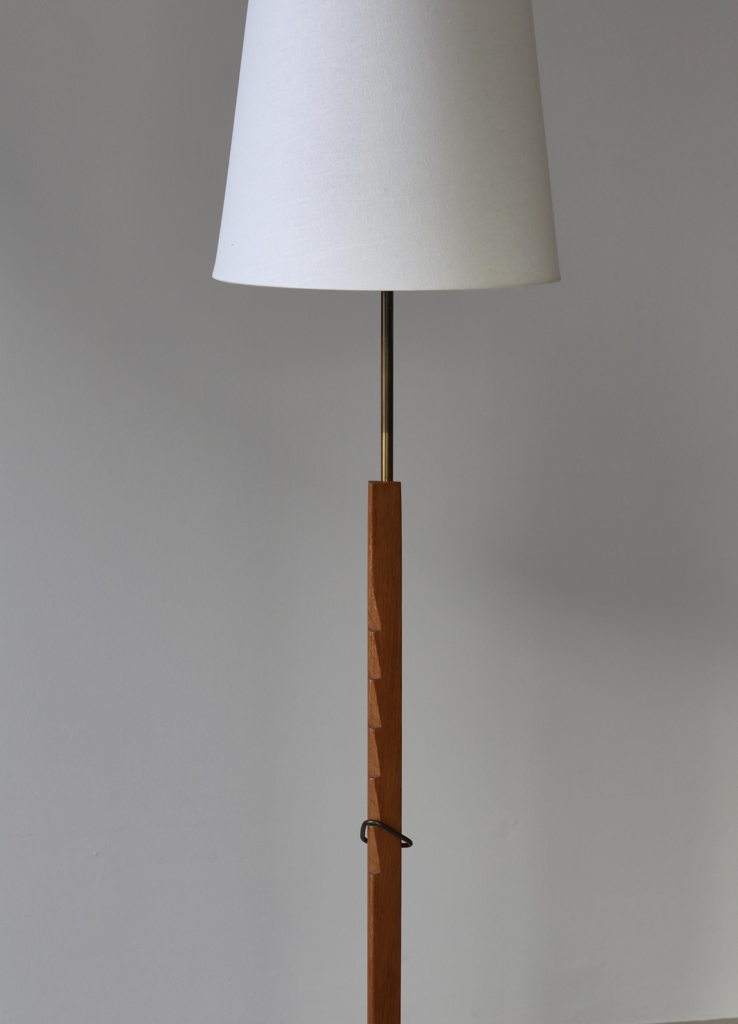 Danish Modern Oak & Brass Adjustable Floor Lamp by Holm Sørensen, 1960s For Sale 3