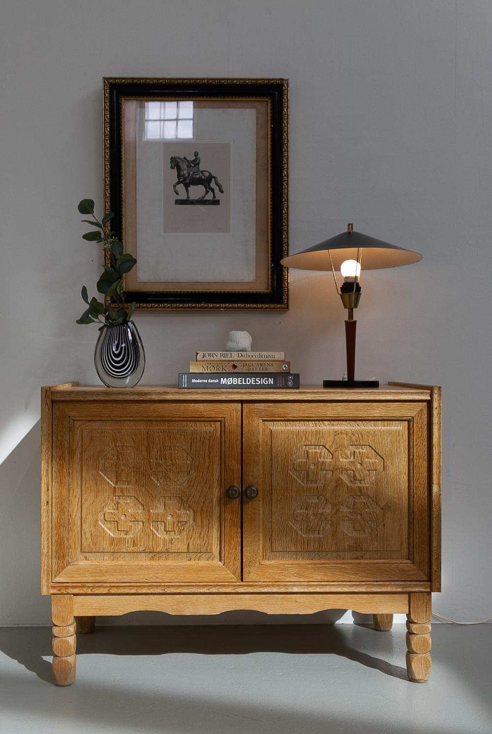 Danish Modern Oak Cabinet by Kjærnulf, 1960s.
Danish Mid-century Modern cabinet or small sideboard in Nordic oak. Produced in Denmark in the 1960s and attributed to Danish designer Henning/Henry Kjærnulf who is world famous for combining