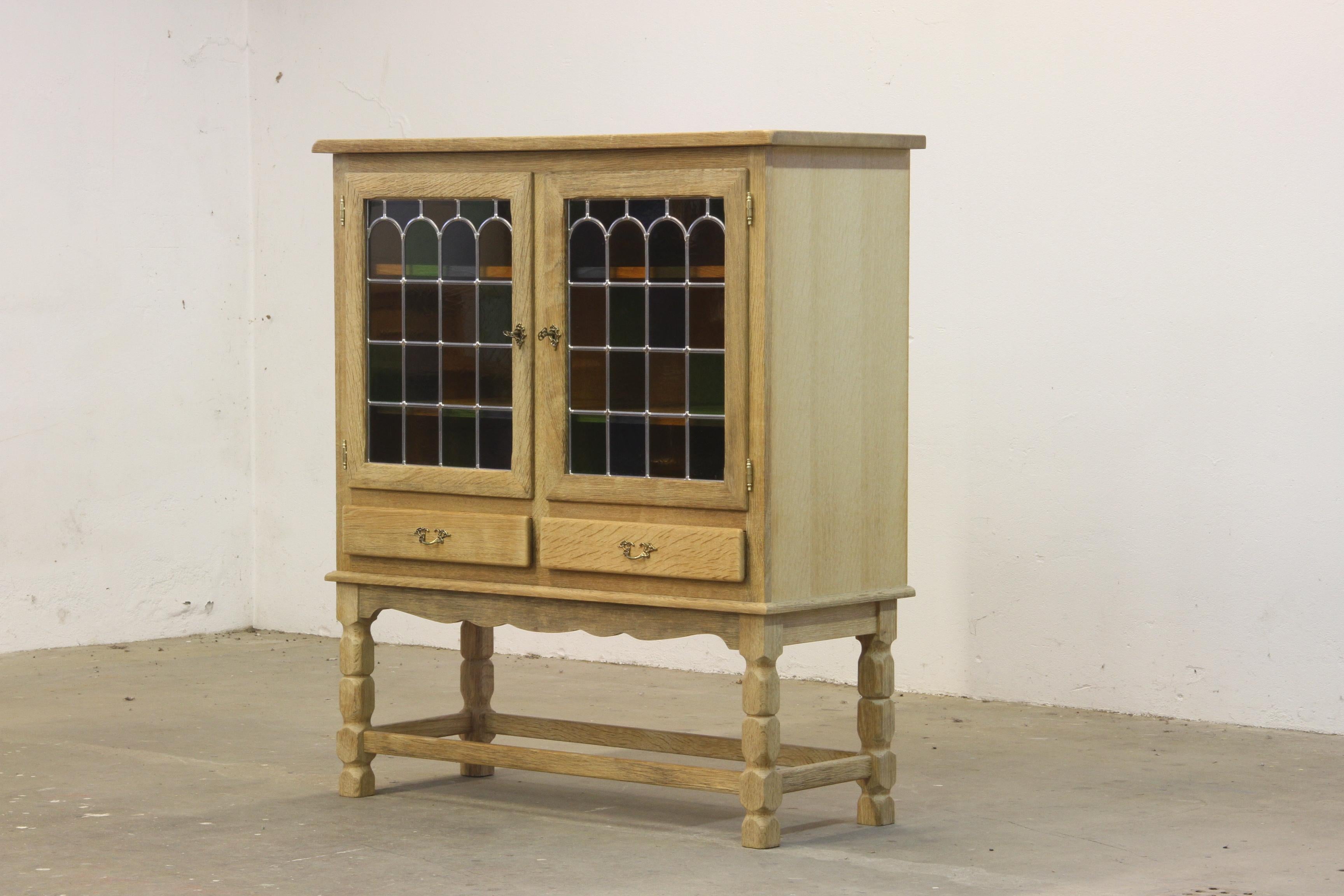 Un mobile danese realizzato in quercia nordica nello stile del Mid-century Modern. Prodotto in Danimarca nel 1994, vedi foto del timbro del produttore HM Møbler sul retro del mobile. Realizzato nello stile del famoso designer danese