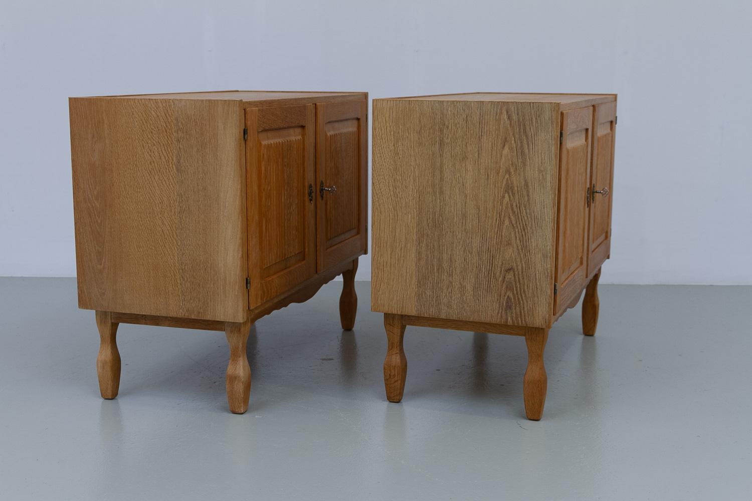 Dänische Modern Oak Schränke von Kjærnulf, 1960er Jahre. Satz von 2. im Angebot 10
