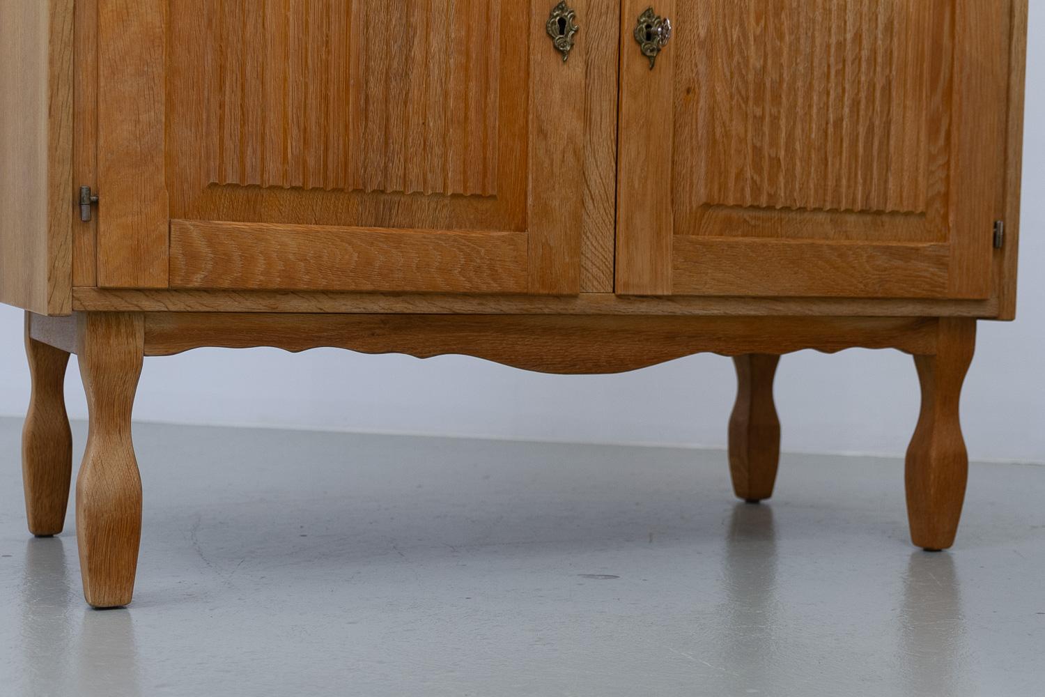 Dänische Modern Oak Schränke von Kjærnulf, 1960er Jahre. Satz von 2. im Angebot 13