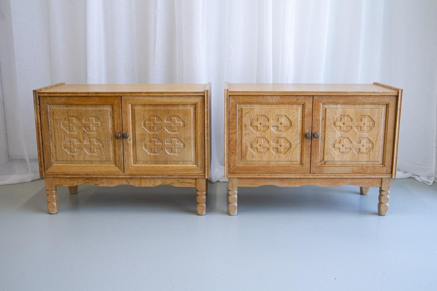 Danish Modern Oak Cabinets by Kjærnulf, 1960s. Set of 2.
Pair of Danish Mid-century Modern cabinets or small sideboards in Nordic oak. Produced in Denmark in the 1960s and attributed to Danish designer Henning/Henry Kjærnulf who is world famous for