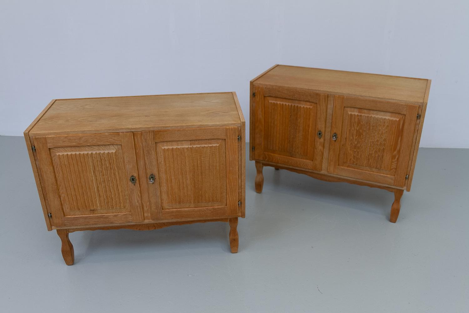 Dänische Modern Oak Schränke von Kjærnulf, 1960er Jahre. Satz von 2. (Brutalismus) im Angebot