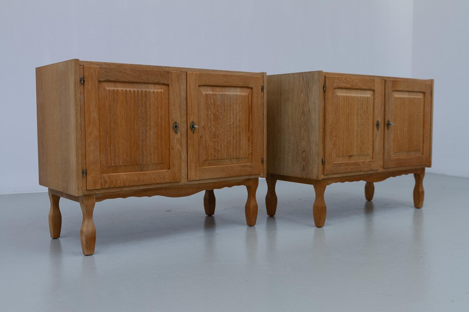 Dänische Modern Oak Schränke von Kjærnulf, 1960er Jahre. Satz von 2. (Eichenholz) im Angebot