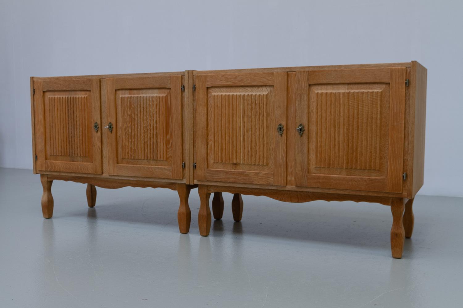 Dänische Modern Oak Schränke von Kjærnulf, 1960er Jahre. Satz von 2. im Angebot 1