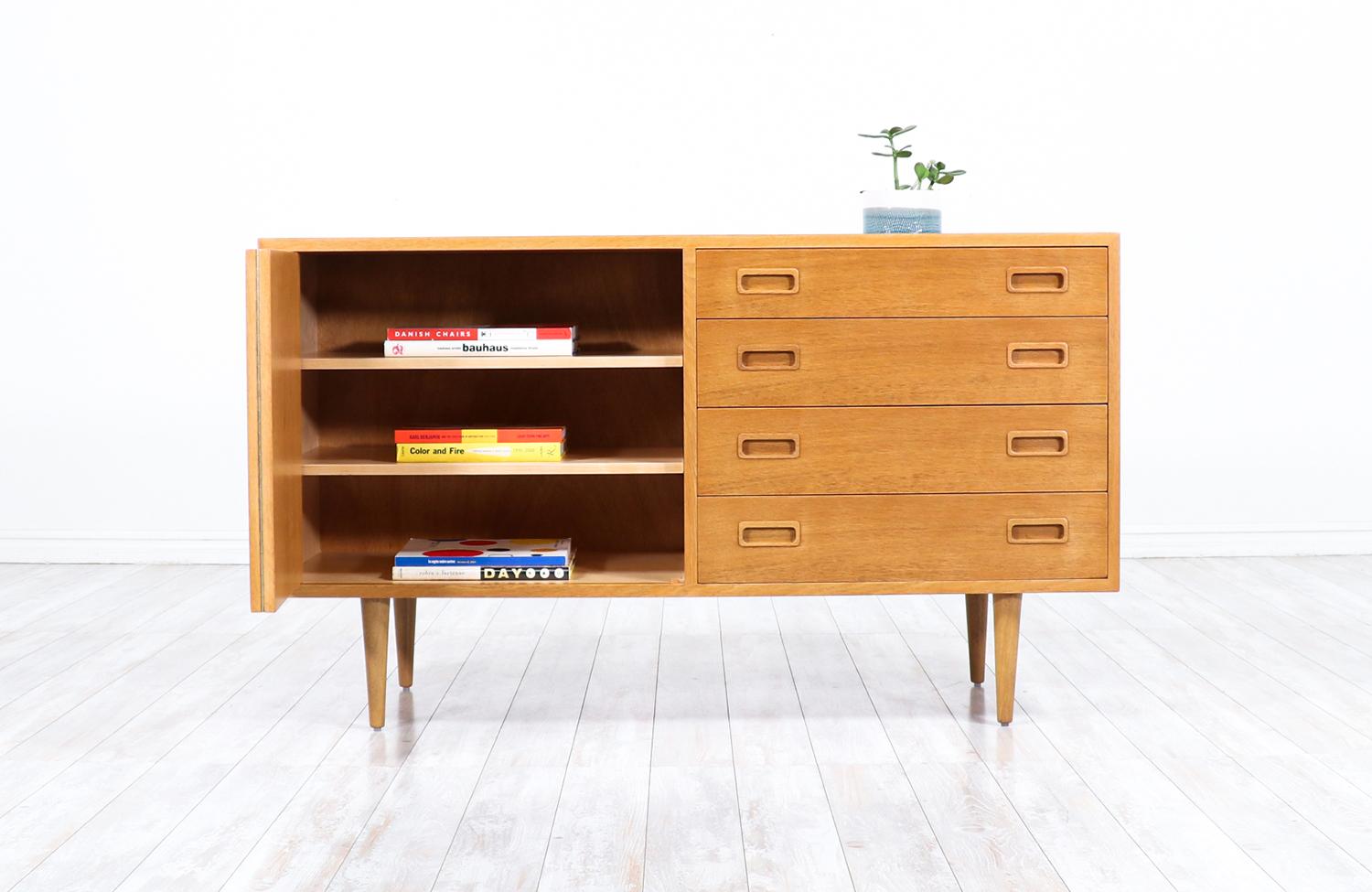 Danish Modern Oak Credenza by Carlo Jensen for Hundevad & Co. In Excellent Condition In Los Angeles, CA