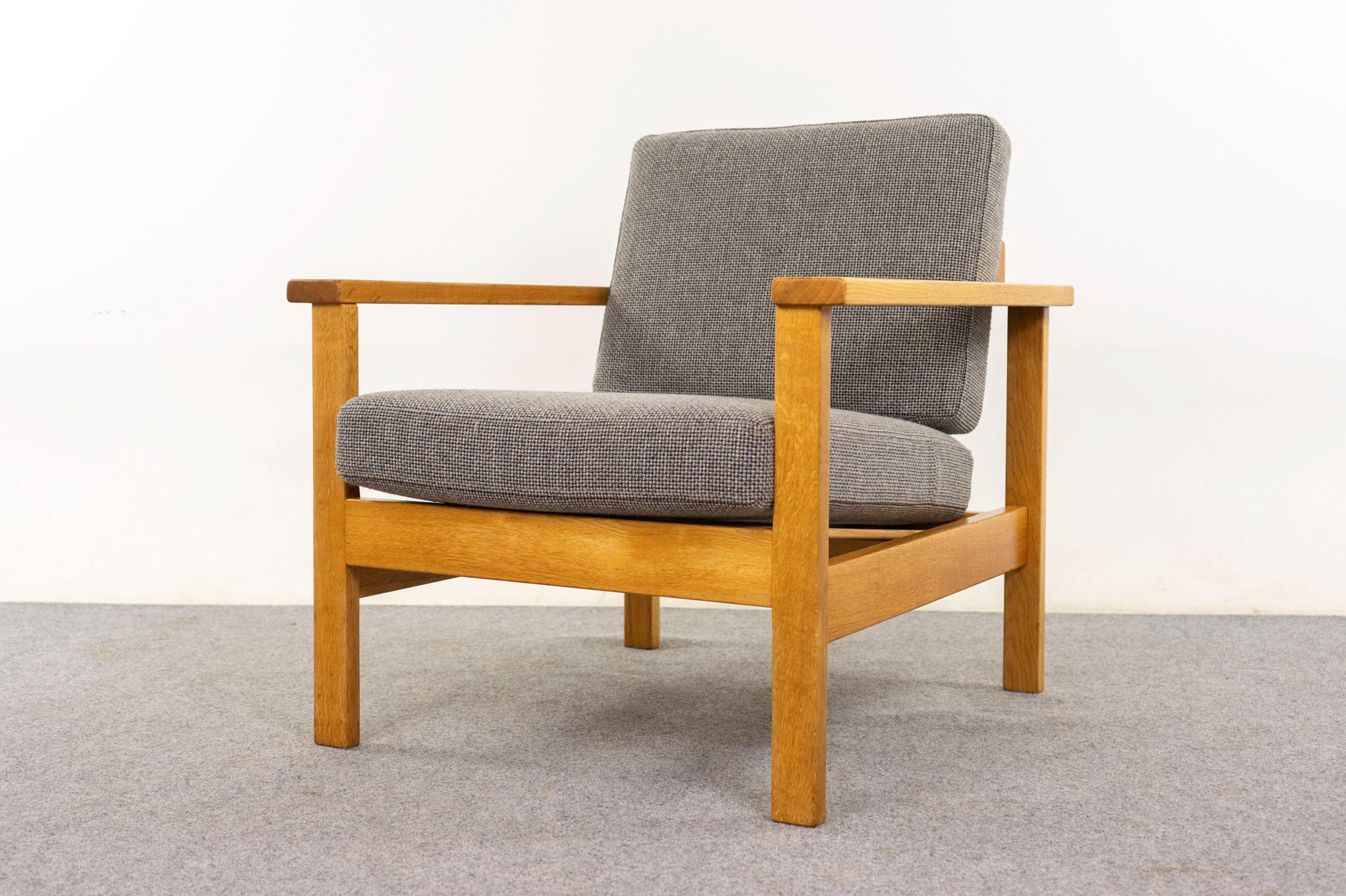 Tumbona danesa de roble de O.D. Mobler, hacia 1988. Estructura elegante y moderna con tapicería de nueva calidad en lana suave y texturizada. D.O. Marca de fabricante Mobler intacta. 
