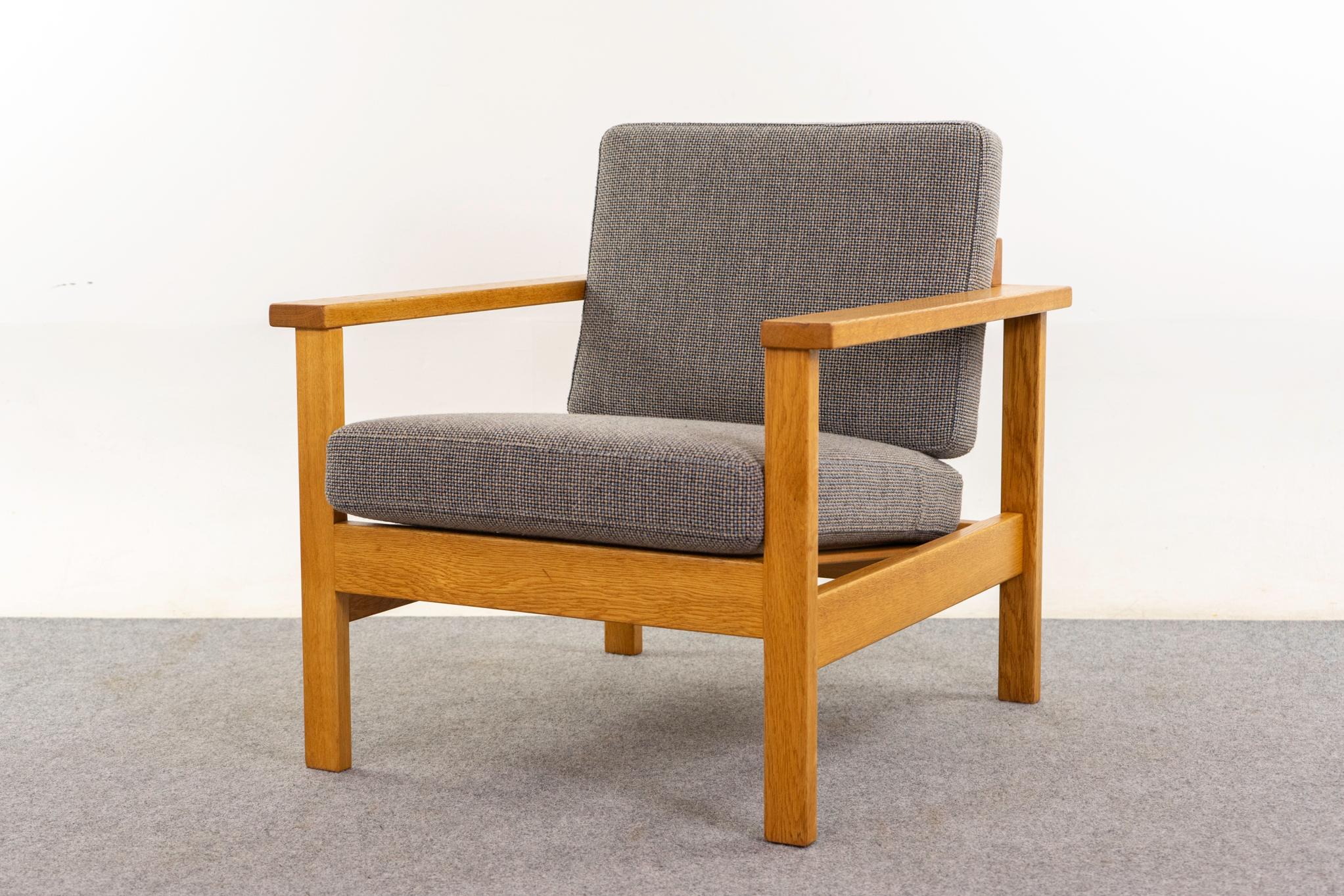 Tumbona danesa de roble de O.D. Mobler, hacia 1988. Estructura elegante y moderna con tapicería de nueva calidad en lana suave y texturizada. D.O. Marca de fabricante Mobler intacta. 